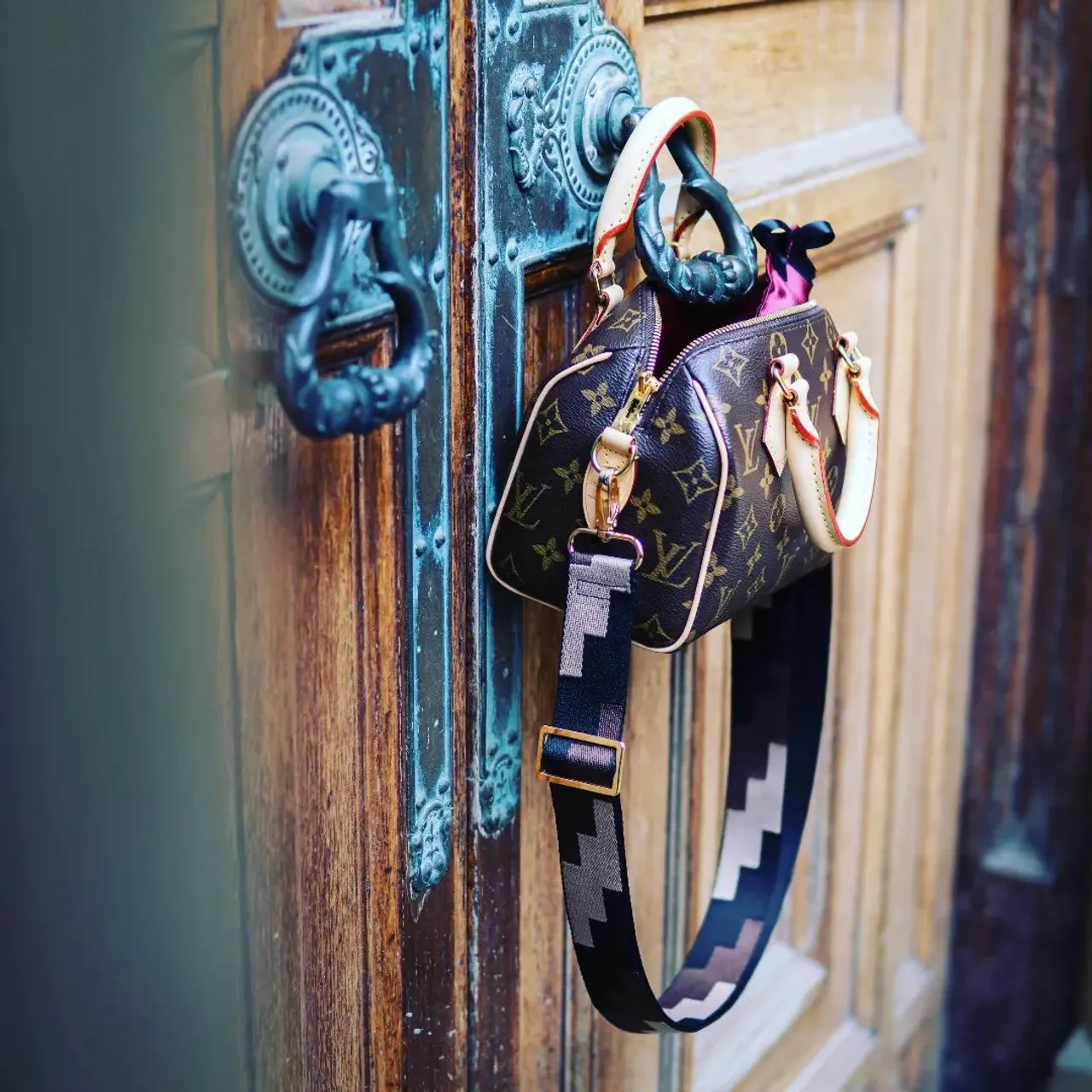 My photographer @rossmurrayphotography has captured the beauty of the strap, but I'm here to explain the functionality of it.

When we buy less but we still want more from our existing bag collection...we reach for the accessories. Pompoms,  charms and...straps. Because  they completely change the look of our bag.
So here is the lovely non slip 
Luxurybagheaven.com 
Strap. Available in brown tones or grey, gold or silver buckle. You choose.
#luxurybagheaven #lvspeedy25 #lvspeedy20 #lvpochetteaccessoires #fendimamabaguette #fendimama #bagaccessories #marcjacobstote #madeinuk #nonslip #lvpochette