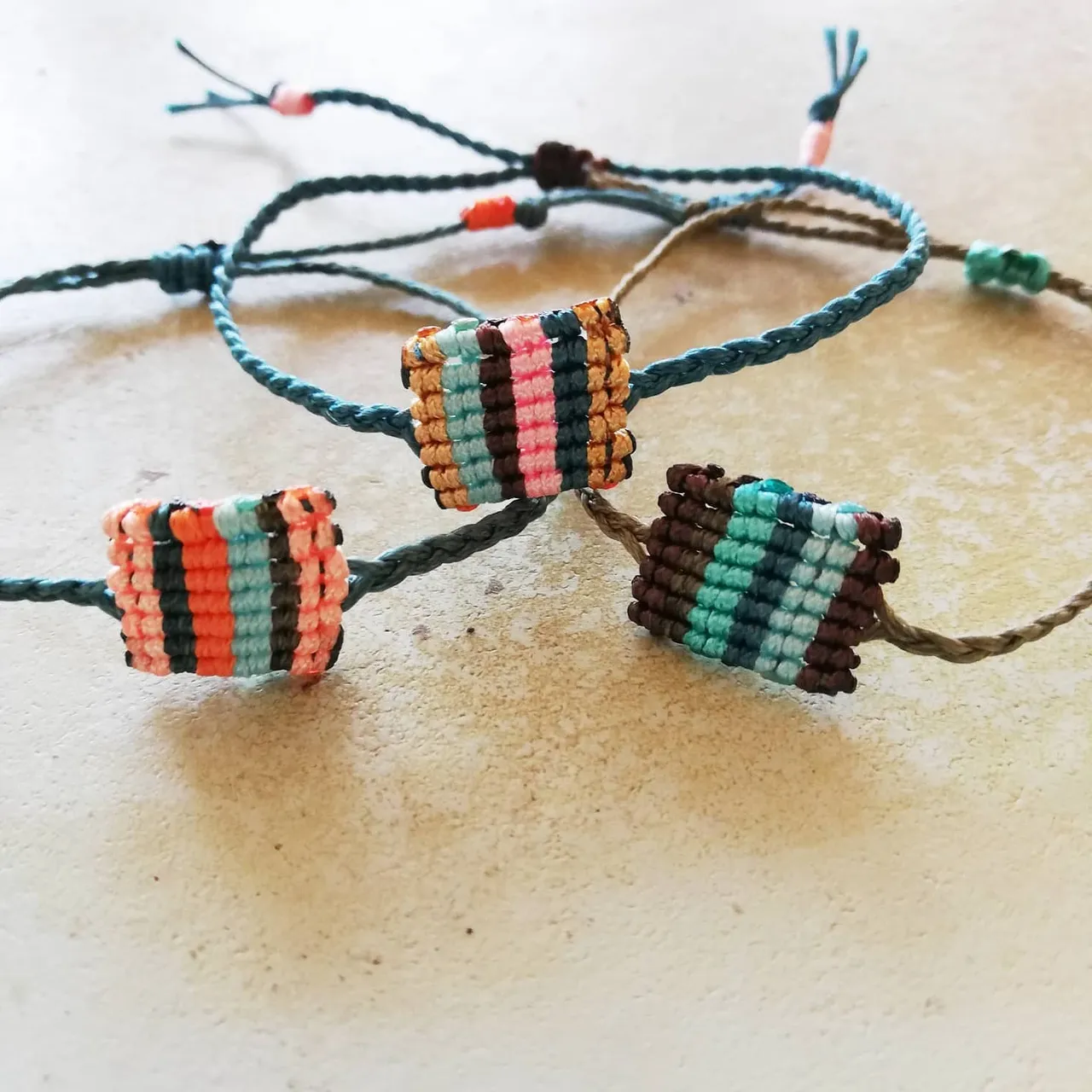 #bracelets#makramee#macrame#armbänder#bohobracelets#pulseradenudos#hippie#tibet#etsyshopp#handmadewith❤️#knotenarmband# hippielife#miobolife#pulseras#bohemio#bohochic#hilos#summer#etsy#mio