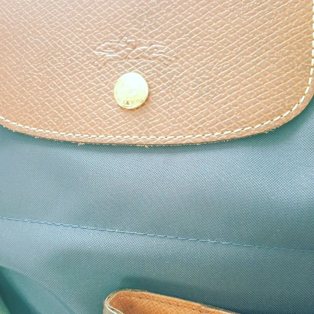 Bag and accessories spam while getting ready for our day @wimbledon .  I started playing tennis and collecting LV in similar times and although my body is getting older, my collection is here to accommodate long term use. I might not be able to play in my old age, but I can stick my sunnies and shawl on. Sit and watch my girl playing. Anyone attending Wimbledon, use suncream! Go 🇬🇧 #wimb #wimbledon #wimbeldon2022 #tennis #tennislife #bagorganizer #longchamplepliage #louisvuitton #longchamplepliageclub #lvagendapm #lvshawl #monogram #luxurybagheaven #lvsunglasses #lvmonmonogram