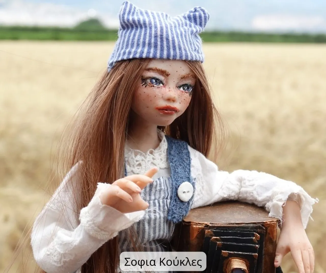 Απολαύστε μια υπέροχη δημιουργία από την Σοφια Κούκλες . Η μικρή φωτογράφος βγήκε για φωτογραφίες στην εξοχή , φτιαγμένη με πολυμερικό πηλό και τα ρούχα της ραμμένα στο χέρι. Βρείτε πολυμερικούς πηλούς εδώ: ➡  https://bit.ly/3O12FpV #clay #clayart #colors #polymerclay  #cernit
