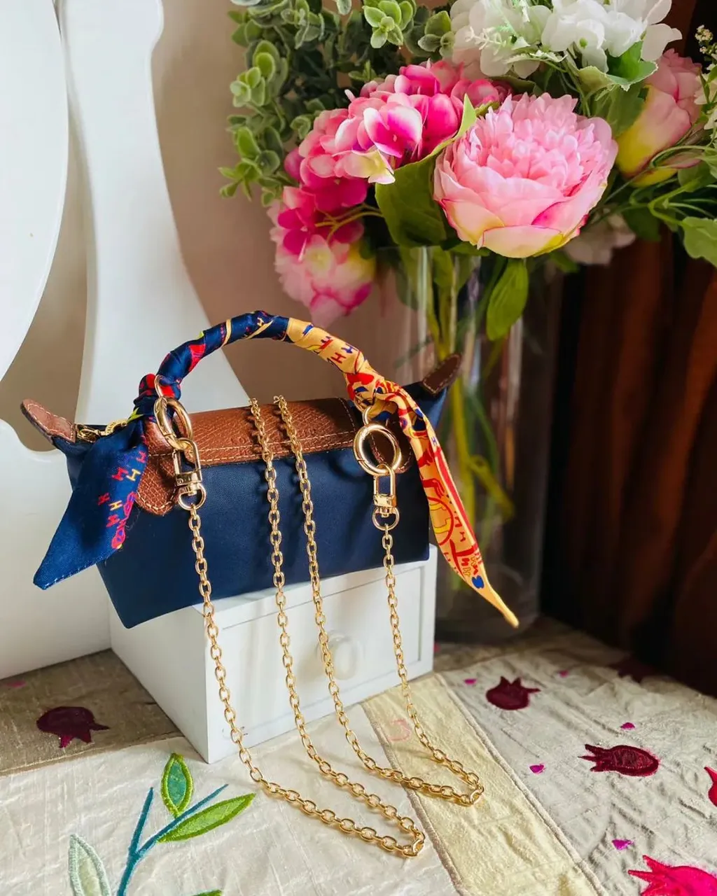 Super excited to use this pouch today. LUXURYBAGHEAVEN.COM now offering a DAMAGE FREE conversion kit for the Longchamp pouch with handle.
Your kit will include:
-Conversion rings
-Scarf
-Base shaper 
-Chain
💥
The cute yet roomy size offers easy access and more capacity due to the opening and material used.
Make sure you let this pouch shine with an easy 2 minutes application of this kit
✌
#longchamplepliage #longchamp #longchamplepliageneo #longchamplepliagebackpack #longchampbag #conversionkit #longchamppouch #pouchwithhandle #longchamppenelope #luxurybagheaven #madeinuk