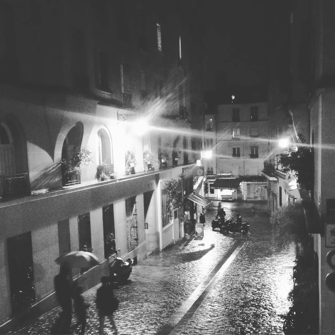 J’aimais bien regarder dehors à l’époque. 
Parfois je me souviens de mon appartement à Paris 5ème. 
#paris #5ème 
rue lhomond
비가와도 괜찮아