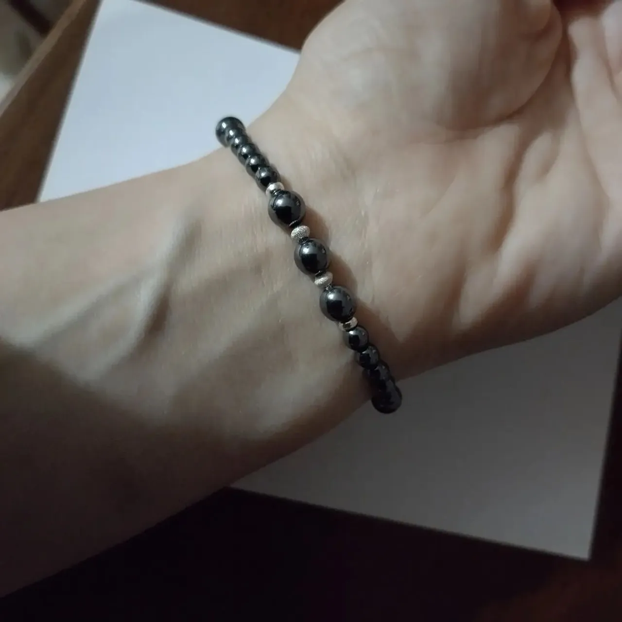 Elastic bracelet with 4 and 6 mm hematite beads and silver sterling spacers.
Bracciale elastico con perle di ematite da 4 e 6 mm con distanziatori in argento 925.