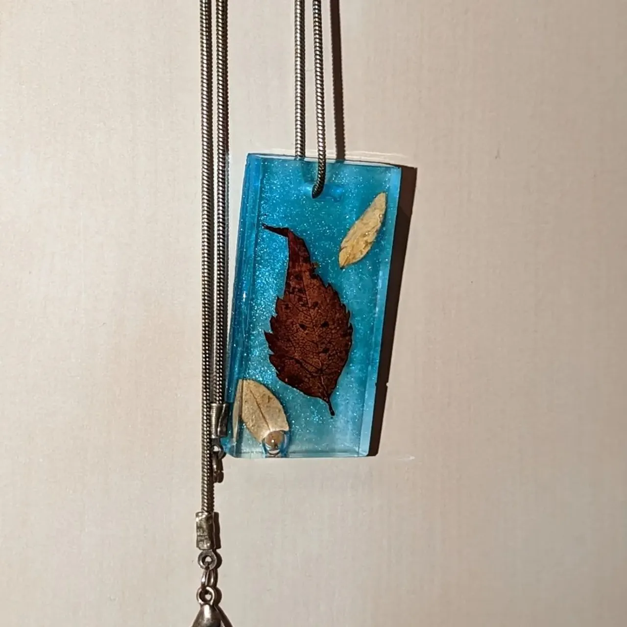 New falling leaves necklace! 🍂

Real autumn leaves preserved in clear resin on a sky blue background.

This necklace comes on an antique style snake chain and will be available in our shop from tomorrow!

#autmncolors #autumnjewellery #giftideas #handmadejewellery #handmadeuk #christmasgift #jewellerymaker #etsyseller #etsyuk
