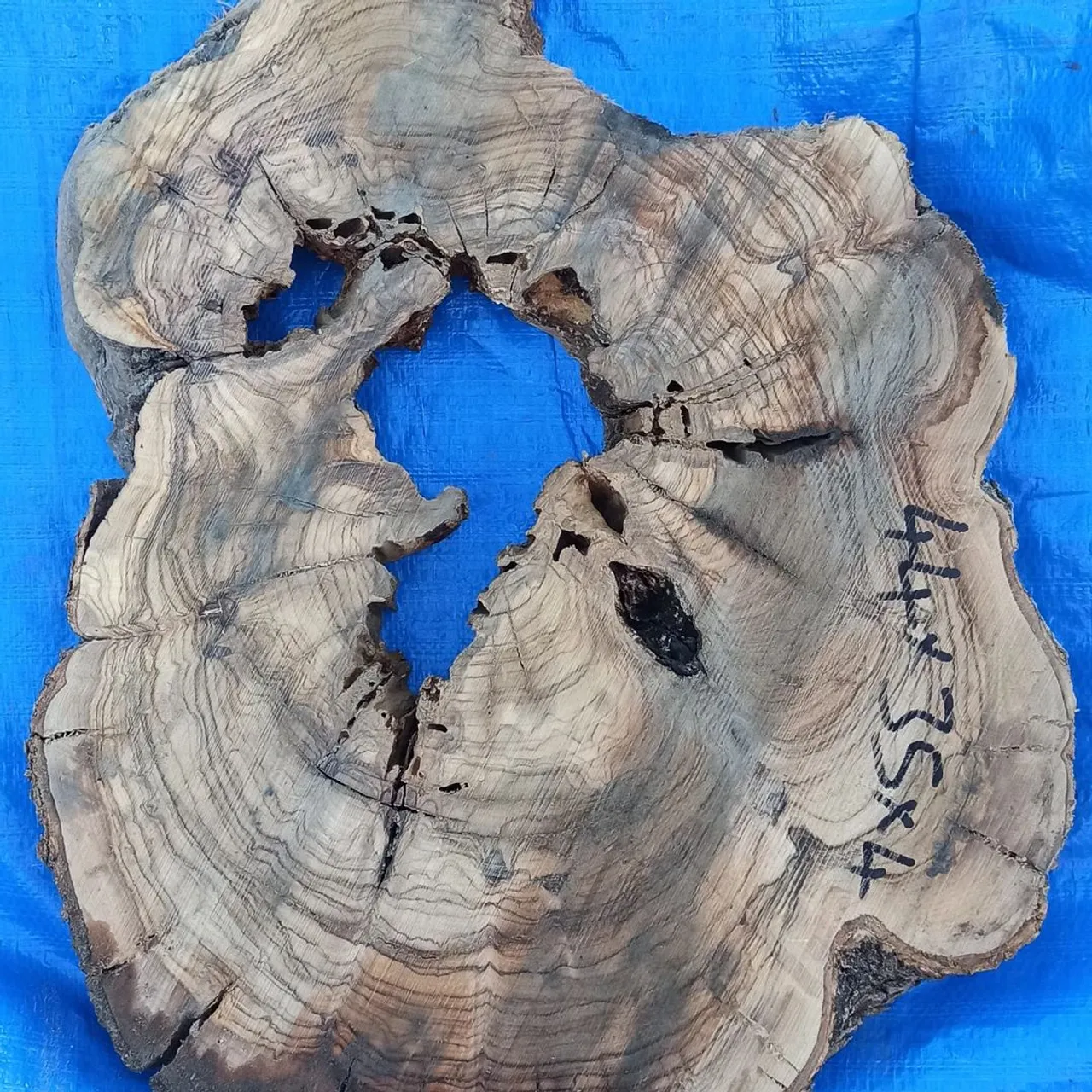 Olive wood.
#olivewood 
#olivewooddesigns