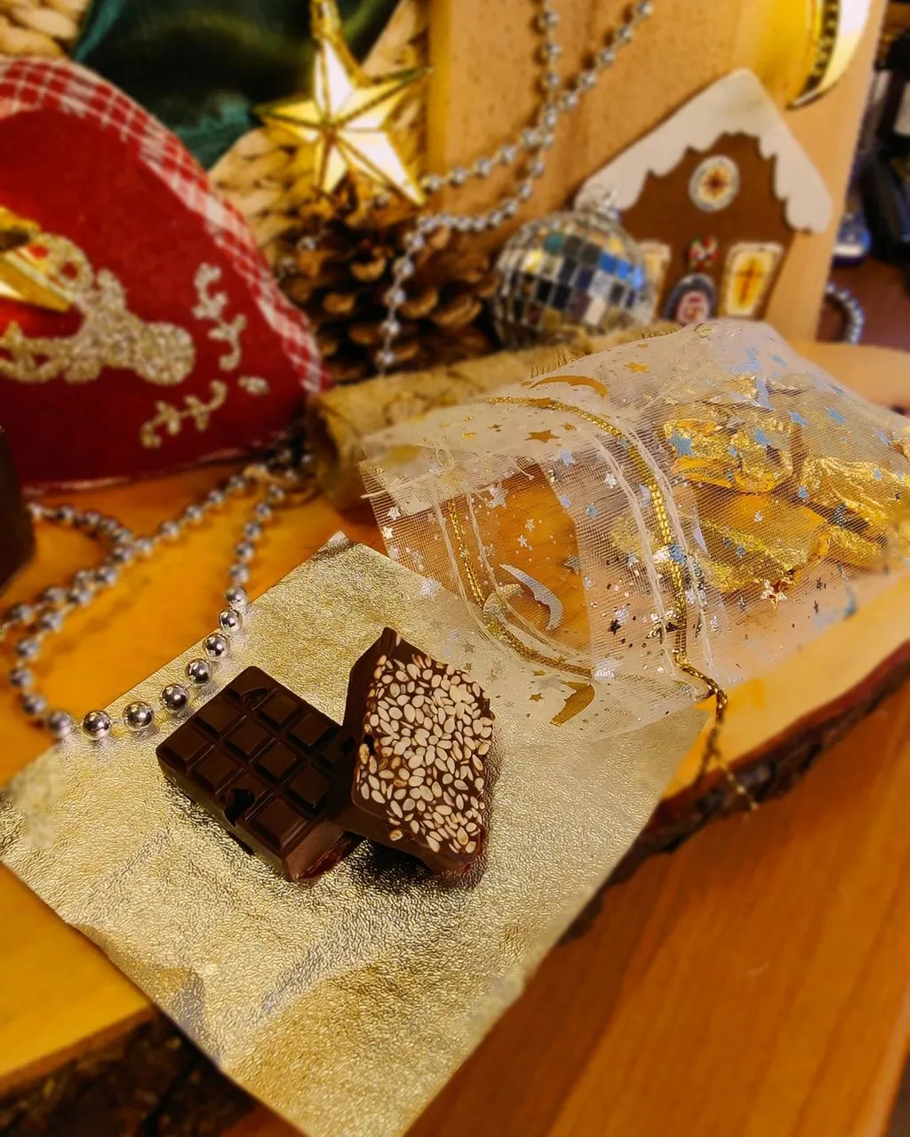 Never too early to add gift bundles, right? Cocoa blend + chocolates + soap bar + wax melts = I'm all ready for cozy fall/winter evenings, and they'll come much sooner than you expect, as always 🫖
--------

#etsy #smallbusiness #christmasgift #witchergifts #skyrimgifts #lotrgifts #ghibligifts #harrypottergifts 
#giftbundle #fantasy #theelderscrolls #skyrim