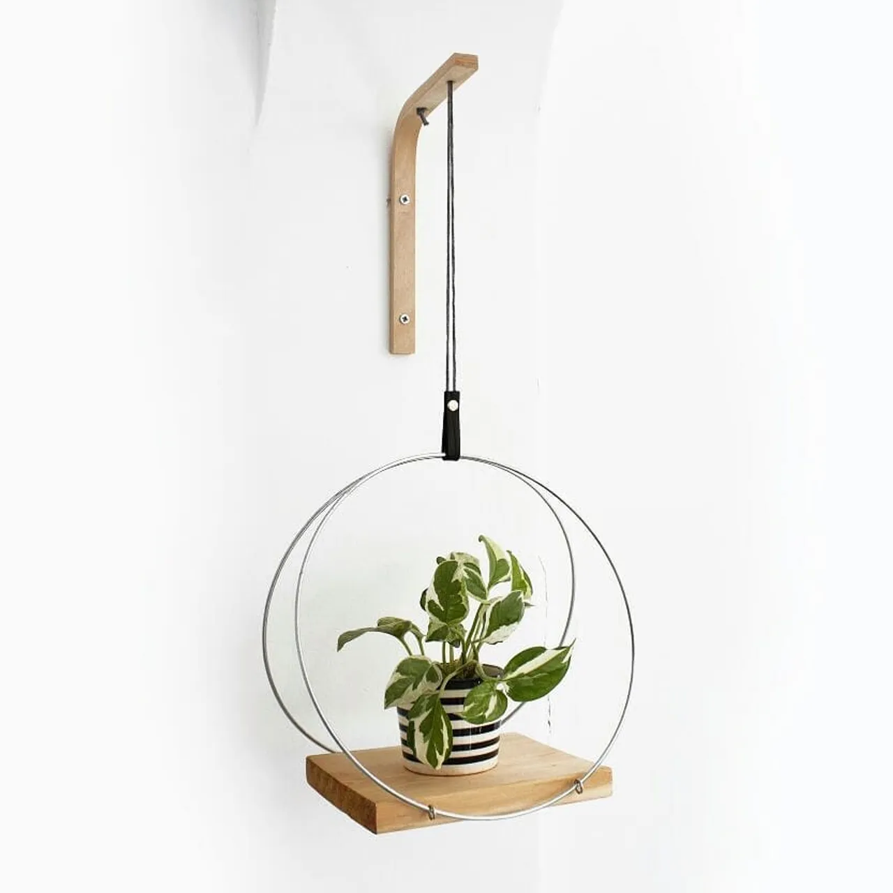 Another thing I love about my job is thinking of NEW DESIGNS.
It makes me fill soooo satisfy when an idea I have in mind, comes into production!
This handsam will be available in our shop at the weekend for you to purchase 🌿🌱🍀
*Variable wooden colors.
.
.
.
.
.
.
.
.
#interiors #boholuxeinteriors #instaplant #bohemianstyle #bohohome #plantmom #plantsplantsplants #plantsarefriends #urbanjungle #interiorandhome #homeandgarden #handcrafteditems #interior_delux #plants
#ethnicadesigns #myplantlovinghome #myplantestetic