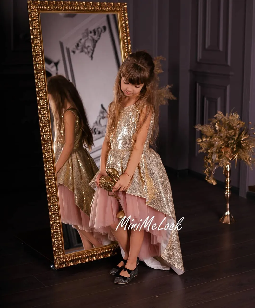 Mirdzošās un greznas kleitas👑❤ no zelta fliteriem un pūderrozā tilla
Komplekta cena no 230 eur ⠀
Piedāvājam gan individuālās šūšanas pakalpojumus, gan iespēju izvēlēties savu sapņa kleitu no gataviem modeļiem ⠀
🌟 Plaša tilla, mežģīņu un audumu krāsu izvēle. Var arī kombinēt krāsas⠀
⭐ Kleitas garumu/dizainu var mainīt⠀
⭐Kleitas tiek šūtas pēc jūsu individuāliem mēriem vai jebkura standarta izmērā no 74cm līdz 147cm un XS - XXL izmēros⠀
⭐Lai pasūtītu rakstiet PM vai Viber/Whatsapp 28895815. Pielaikot un redzēt gatavas kleitas var Valdemāra 118 (iepriekš vienojoties par tikšanās laiku) #ballišukleitas #mammameita #vienādaskleitas #платьямамадочкарига #платьямамадочкалатвия #нарядныеплатьярига #нарядныеплатьялатвия #mežģīņukleita #svinīgakleita #bērnukleita #kleitapasškumam #нарядноеплатьедлядевочки #детскоенарядноеплатье #ziemassvētkutērpi #jaungadaballe #ziemassvētkufotosesija