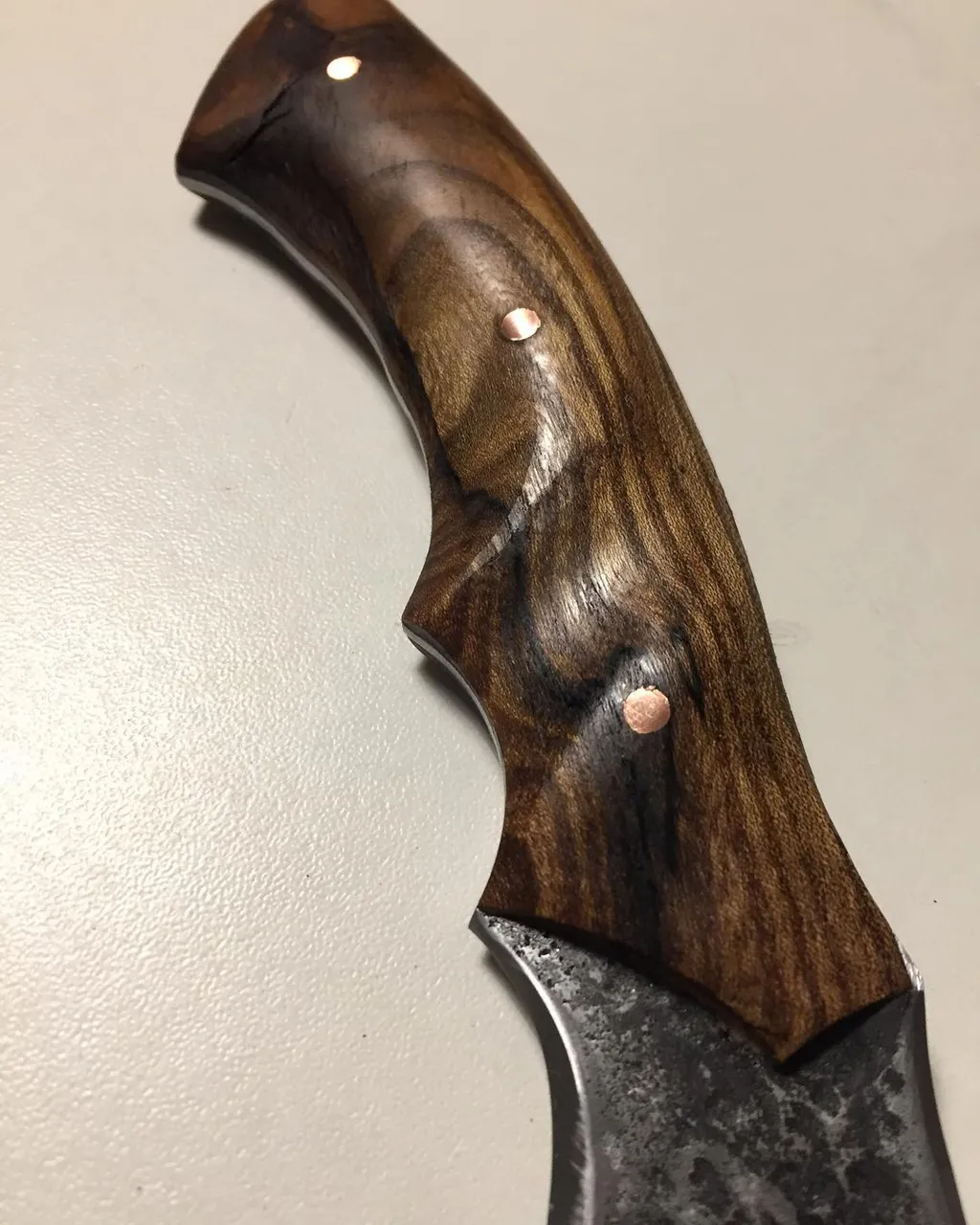 À la fois rustre et raffiné !
Maintenant disponible dans ma boutique, lien dans ma bio ;)
#knife #artisanatfrancais #couteau #couteauartisanal #couteaubrutedeforge #art #artwork #artisantcreateur