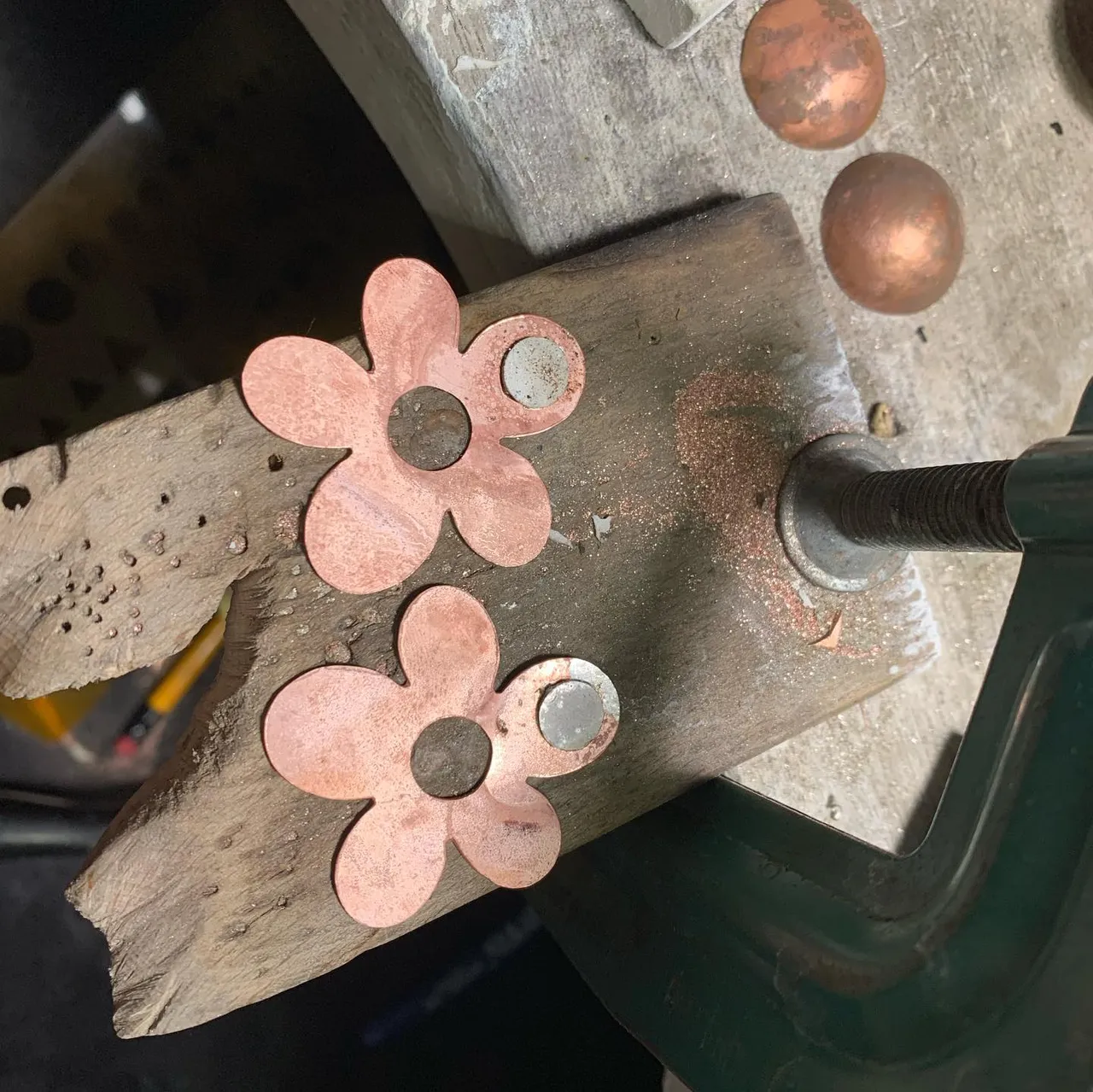 New collection
.
.
.
.
.
.
.
.
.
.
#jewelry #copper #earrings #bouclesdoreilles #flower #popflower #fleur #bijoux #cuivre #주얼리 #귀걸이 #팝아트 #팝아트주얼리 #볼드귀걸이 #핸드메이드 #handmade #metqlsmith