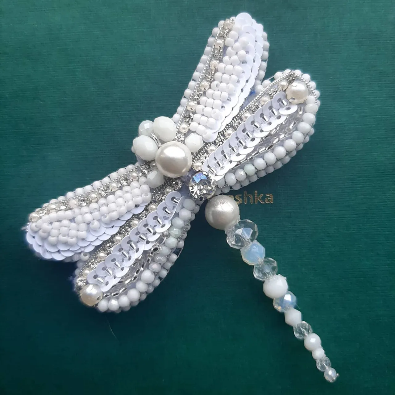 Белоснежная невеста стрекоза. Изготовлена из бисера, пайеток, бусин и кристалла. Изнанка серебристый кожзам и магнитная застёжка. Изумительная брошь в наличии. Подробнее 🔽 на сайте
🇺🇦🇺🇦🇺🇦Для заказа по Украине 
https://shafa.ua/member/olgashulgina20
Или https://shulginaolga2.crafta.ua/
🌏🌏🌏🌎🌎🌎🌍🌍🌍🌍🌍🌍Доставка в другие страны 
https://www.etsy.com/shop/DigiUniquePrintBox?ref=seller-platform-mcnav
#брошьсбисера #брошьукраина #купитьброшь #брошьвподарок #брошьспайеток #брошьсвоимируками #вышитаяброшь #брошьхендмейд #handmadebrooch #beadedbrooch #buybrooch