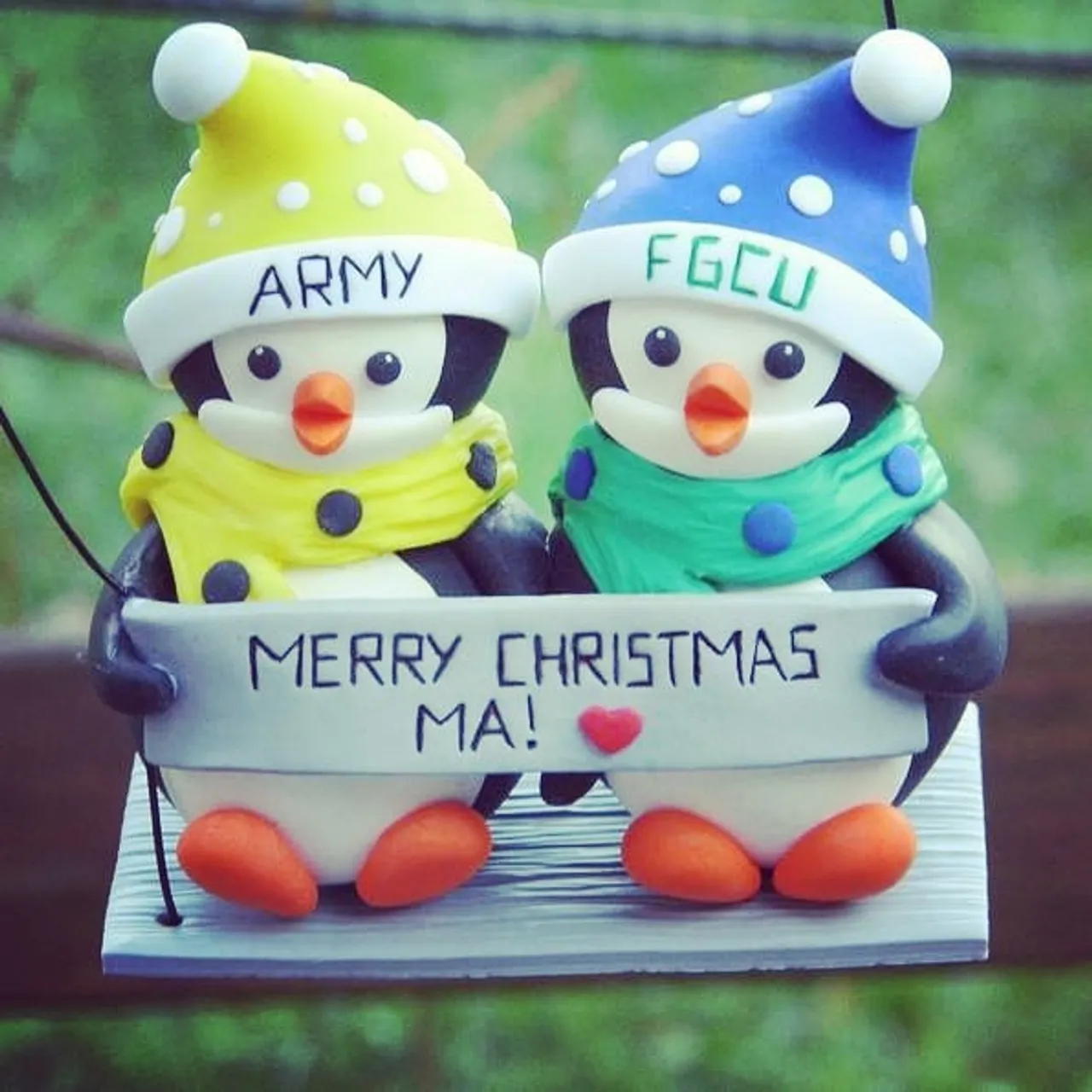 Personalized Christmas ornaments are a wonderful way to record memories of life's events and a thoughtful way to show how much you care. 😊 get top quality Christmas ornaments from #figuresanya at discounted prices 😀
Shop in my bio 👉👉
#personalizedgifts #christmasdecor #christmasornaments #treedecorations #penguins #happyfeet #etsychristmas #etsystore #polymerclaylove #christmasgifts #merrychristmas #penguinfigurine #penguinlover #giftforcouple  #familychristmasornament #christmasfamily #christmas