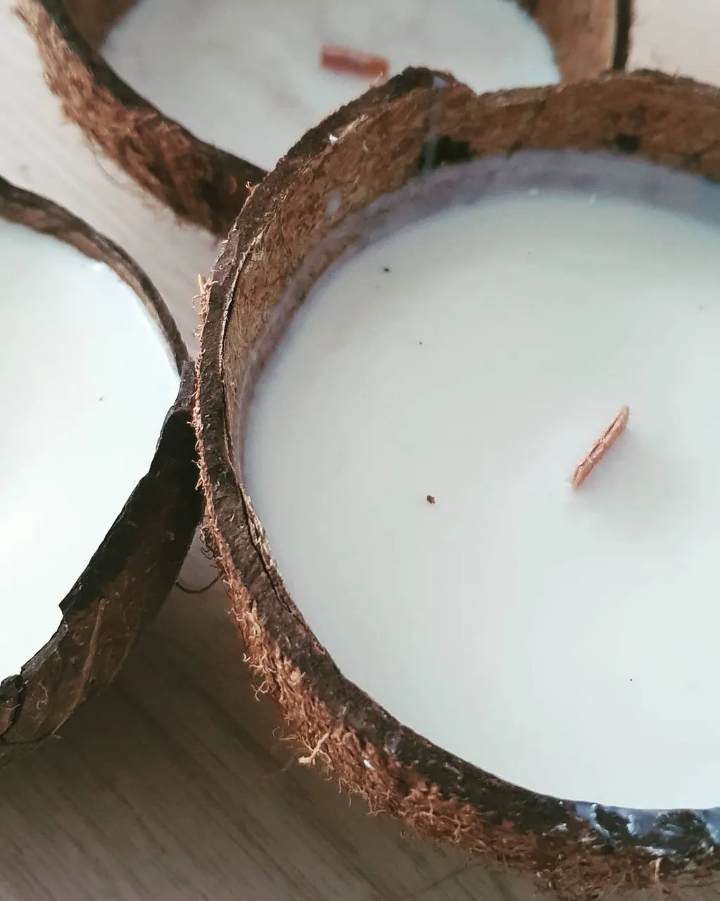 Соевой воск в кокосе😌
.
.
.

#wax #soycandles #coconut #aesthetic #riga #latvijasdaba #latvija #aml_gifts #amlcandles
