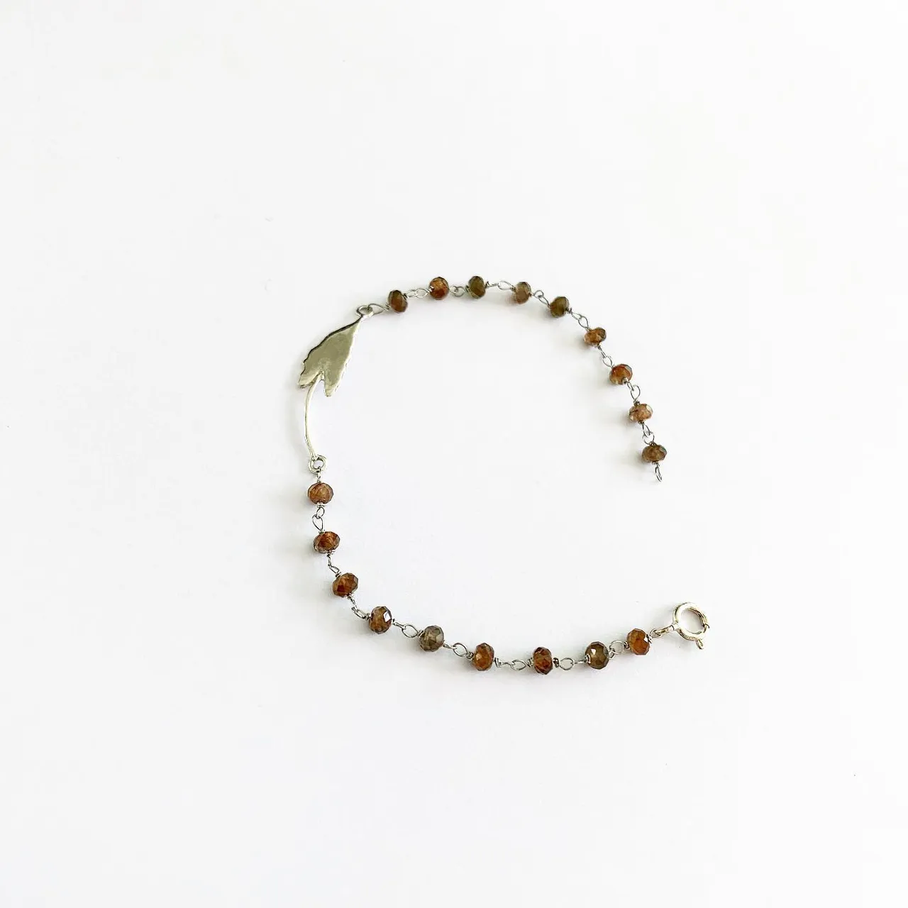 Saule pleureur brown alocasia
브라운 버드나무 알로카시아 
Earrings 
Andalusite 
안달루사이트 스톤 
Silver + 18k white gold plated 
I
o
h
c
o
Ë
s
n
i
m
#earrings #lapislazuli #saulpleureur #brown #maron #andalusite #jewelry #brownjewelry #라피스라줄리 #샹들리에 #chandelier #청금석 #디자이너 #안달루사이트 #alocasia #iohcoesnim_andalusite