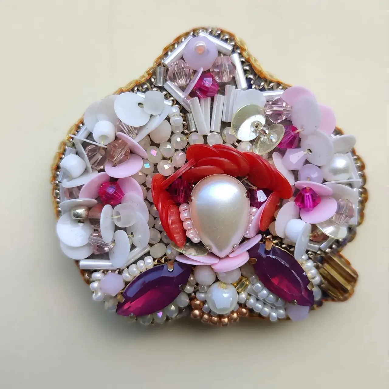 ❤️Суперова квітка зроблена з різних пайєток, бусин. На магніті ❤️
#embroideryflowers💐
#handmadebrooch
#embroiderybrooch
#embroidedjewerly
#magnetpin
#ukrainiandesigners
#брошкаукраїна
#брошканазамовлення
#брошкаквітка
#ukrainianbrooch