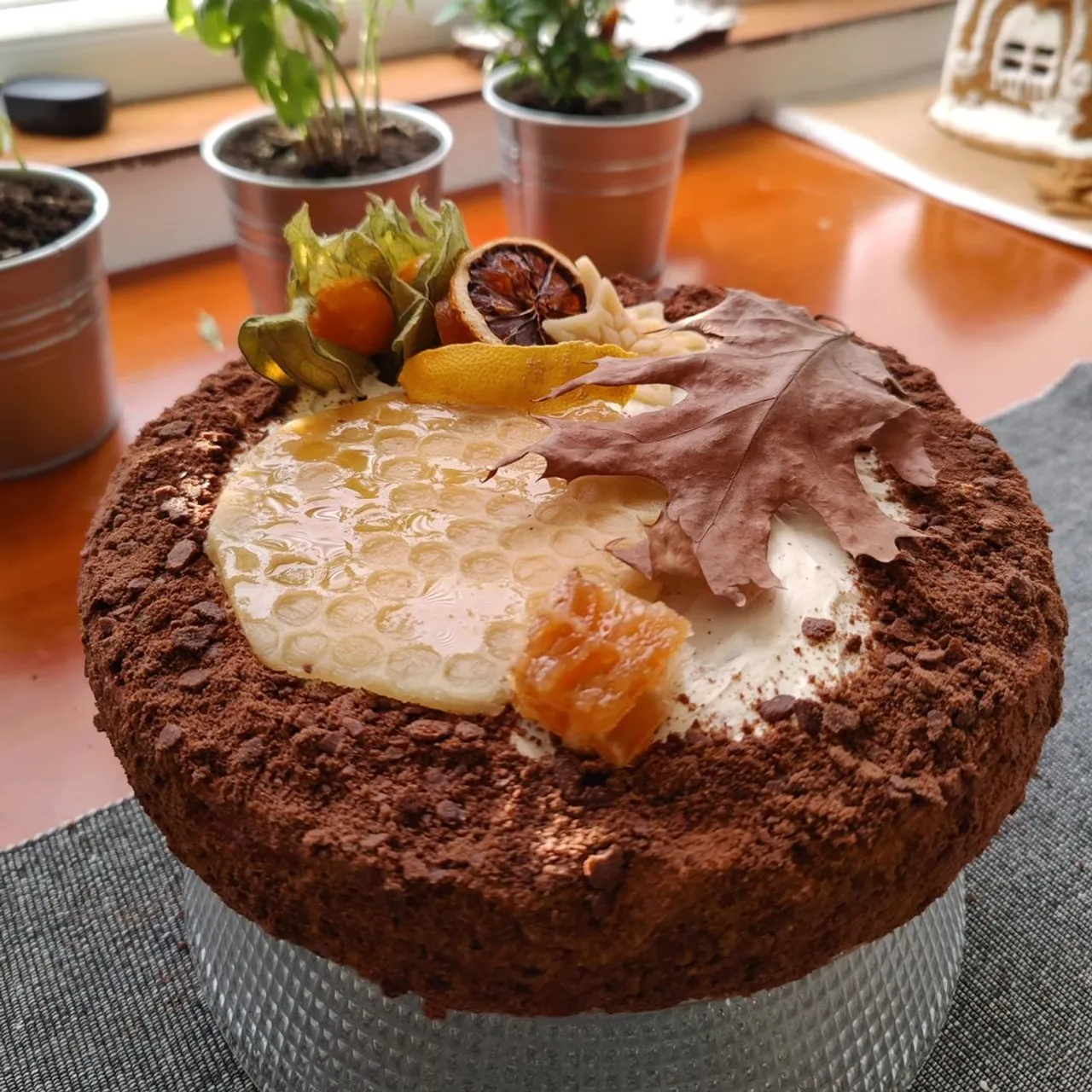 12 layers of chocolate honeycake with raspberry coulis and sour cream frosting - heavenly bright and rich ✨
Perfect with our Brew of Perseverance from Morrowind tea blend, which herby taste enlightens fresh sweetness of raspberry and depth of chocolate layers.
#honeycake #cake #dessert #teablend #morrowind #sweettooth #chocolatecake