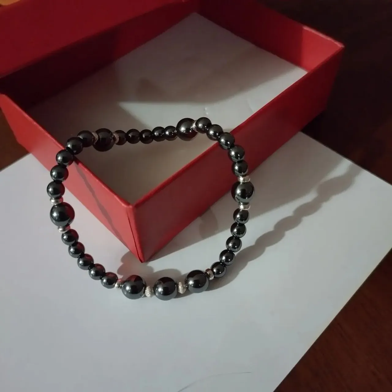 Elastic bracelet with 4 and 6 mm hematite beads and silver sterling spacers.
Bracciale elastico con perle di ematite da 4 e 6 mm con distanziatori in argento 925.