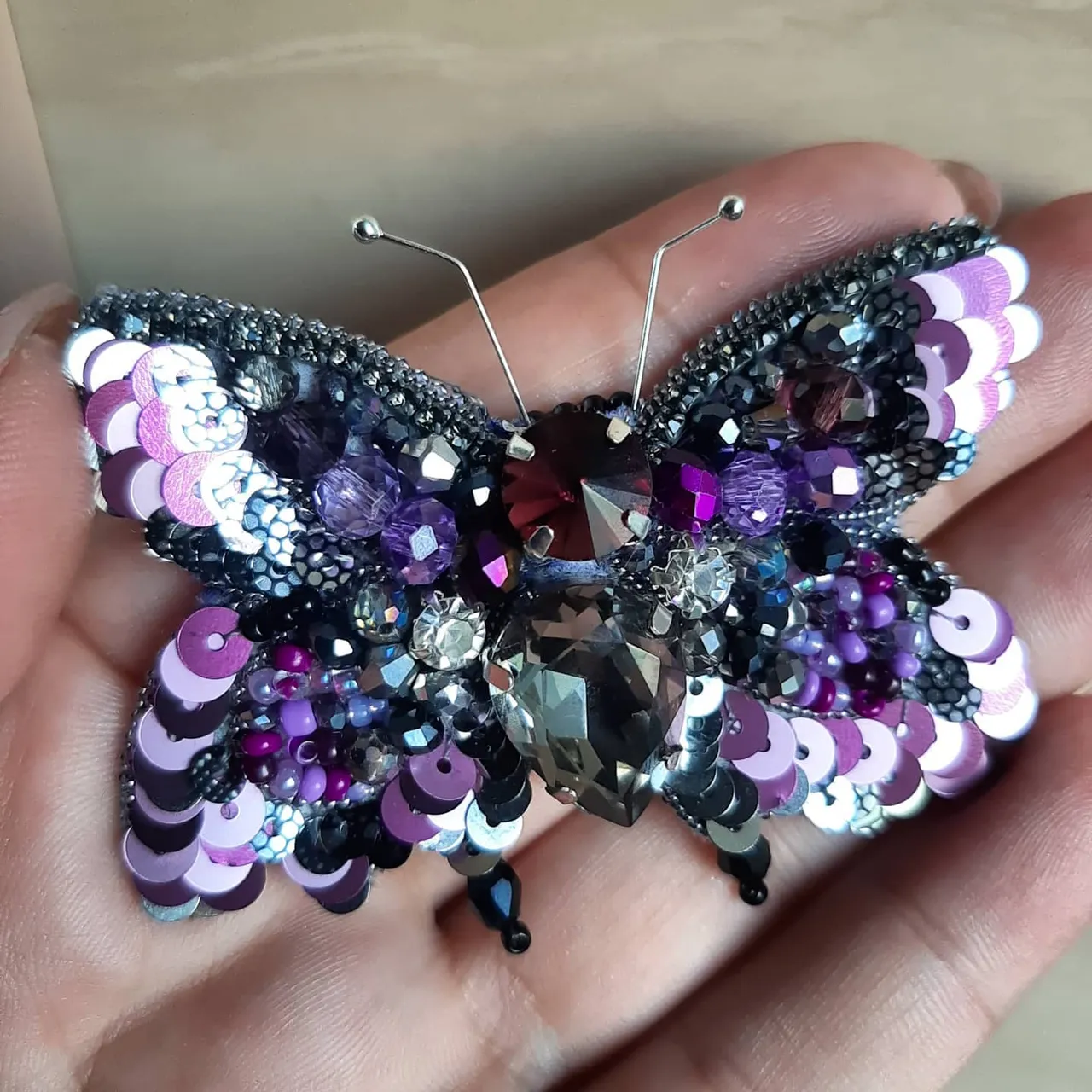 Новая яркая очаровательная брошь-мотылек украсит вашу блузку, платье или жакет. Также это отличная идея для подарка!
В работе использованы хрустальные бусины, кристаллы LUX, стразы, бисер и индийские пайетки.
Размер 6,5×4,5.
Цена 550грн.
Доставка бесплатная по Украине.
#купитьброшьизбисера #купитьброшьукраина #купитьброшь #купитьброшьвподарок #купитьброшьспайеток #куппитьброшьсвоимируками #купитьвышитуюброшь #купитьброшьхендмейд #buyhandmadebrooch #buybeadedbrooch #buybrooch 
#брошьвышивка #брошьбисер