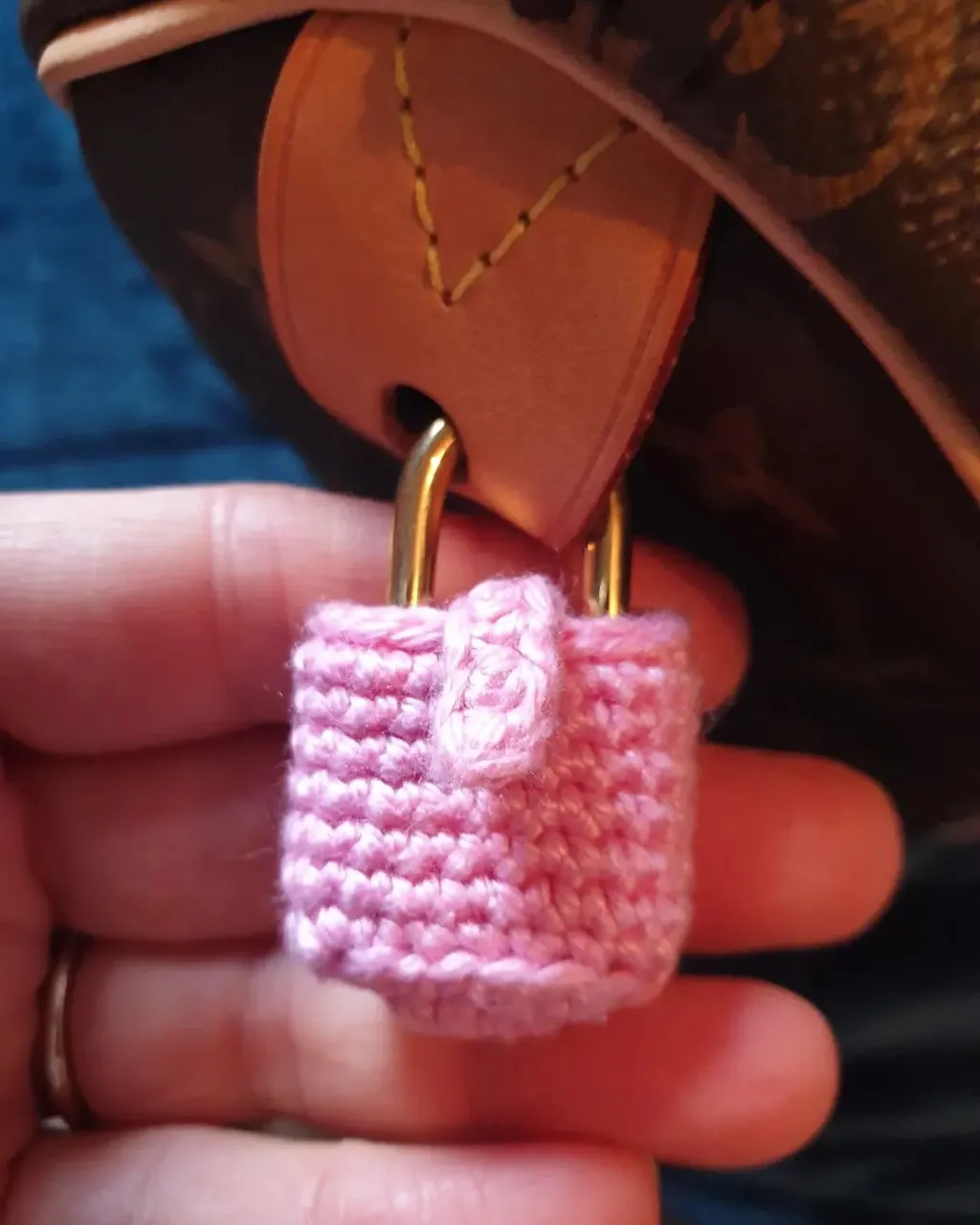 It's never been easier to keep your speedy looking cleaner and prettier! This is a unique product made in the UK by @momm.ydo 
💛
You can choose between beige or brown for any size speedy and go crazy or keep it simple. 
🤎
This talented lady is a perfectionist...you won't be disappointed! 
Head over to het shop
https://www.mommydo.uk/category/lv-accessory to order yours 

#mompreneur #newspeedy #speedy30 #speedy20 #speedy25 #lvspeedy25 #speedyhandle #lvaddict #lvspeedy20 #lvspeedy25 #madeinuk