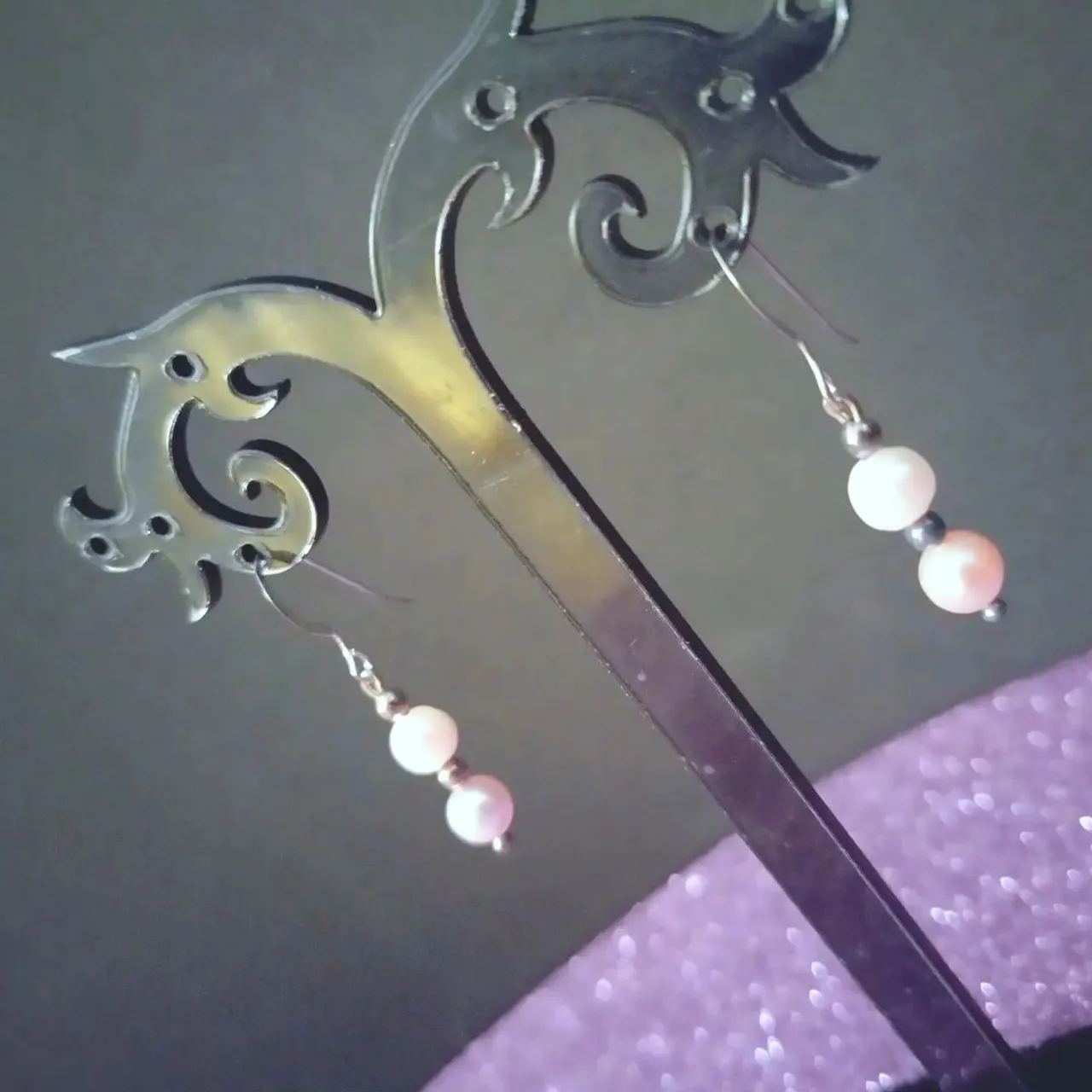 Orecchini in argento 925 con perla bianca e rosa coltivate.
Silver sterling earrings with white and pink cultivated genuine pearls.