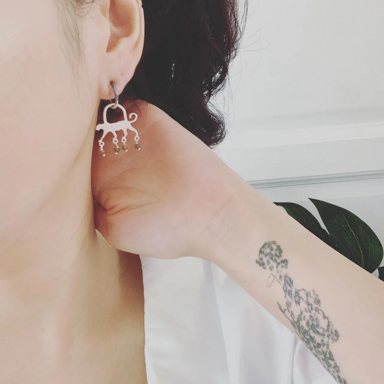 느리게 걷자 
귀를 뚫지 않은 분을 위한 이어링 
Earrings 
Andalusite
Silver + 18k white gold plated 
I
o
h
c
o
Ë
s
n
i
m
#earrings #andalusite  #느리게걷자 #leopard #레오파드 #초식레오파드 #leopardherbivore #brown #maron #jewelry #brownjewelry #안달루사이트 #샹들리에 #chandelier #디자이너 #iohcoesnim_andalusite