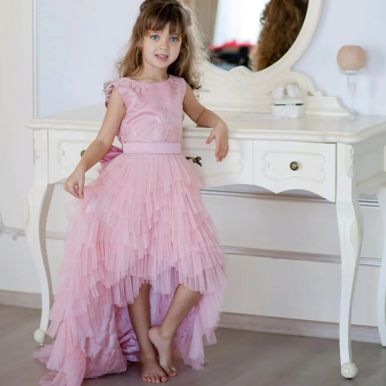 Tik romantiska in gaisīga kleita mazai princesei 👑👗
⠀
Kleitas cena:  74cm-116cm - 115 eur
122-134cm - 120 eur
140 - 152cm - 125 eur
⠀
Mammas un meitas komplekta cena - 275 eur
⠀
Piedāvājam gan individuālās šūšanas pakalpojumus, gan iespēju izvēlēties savu sapņa kleitu no gataviem modeļiem
🌟 Plaša tilla, mežģīņu un audumu krāsu izvēle. Var arī kombinēt krāsas
⭐ Kleitas garumu/dizainu var mainīt
⭐Kleitas tiek šūtas pēc jūsu individuāliem mēriem vai jebkura standarta izmērā no 74cm līdz 147cm un XS - XXL izmēros
⭐Lai pasūtītu rakstiet PM vai Viber/Whatsapp 28895815. Pielaikot un redzēt gatavas kleitas var Valdemāra 118 (iepriekš vienojoties par tikšanos laiku)  #tillakleita #tutukleita  #garakleita #princešukleita #bērnumode #bērnusvinīgakleita #meiteņukleitas #платьедляпринцессырига #нарядноеплатьерига #нарядноедетскоеплатьелатвия