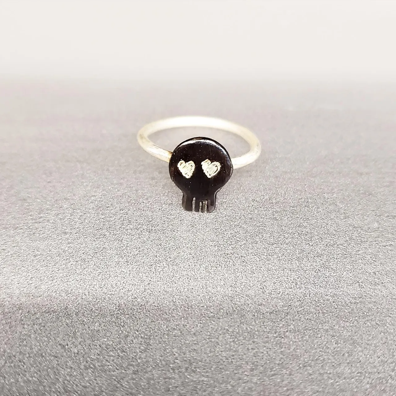 곧할로윈이라. 
Tête de la morte ☠️ 
라인업 중. 
I
o
h
c
o
Ë
s
n
i
m
#tetedemorte #haloween #haloweenjewelry #minimaldesign #silversmith #handmad #handmadjewelry #bijoux #joaillerie #argent #argentmassif #artisan #surmesure #madetoorder @minseobyminseo