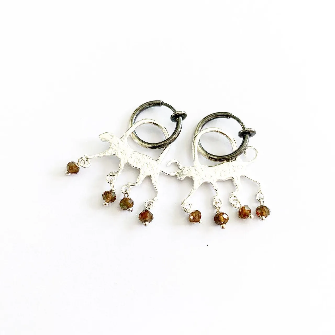 느리게 걷자 
귀를 뚫지 않은 분을 위한 이어링 
Earrings 
Andalusite
Silver + 18k white gold plated 
I
o
h
c
o
Ë
s
n
i
m
#earrings #andalusite  #느리게걷자 #leopard #레오파드 #초식레오파드 #leopardherbivore #brown #maron #jewelry #brownjewelry #안달루사이트 #샹들리에 #chandelier #디자이너 #iohcoesnim_andalusite