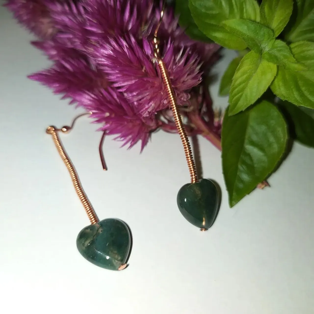 Orecchini in rame ed agata muschiata
Copper earrings and moss agate heart shaped bead