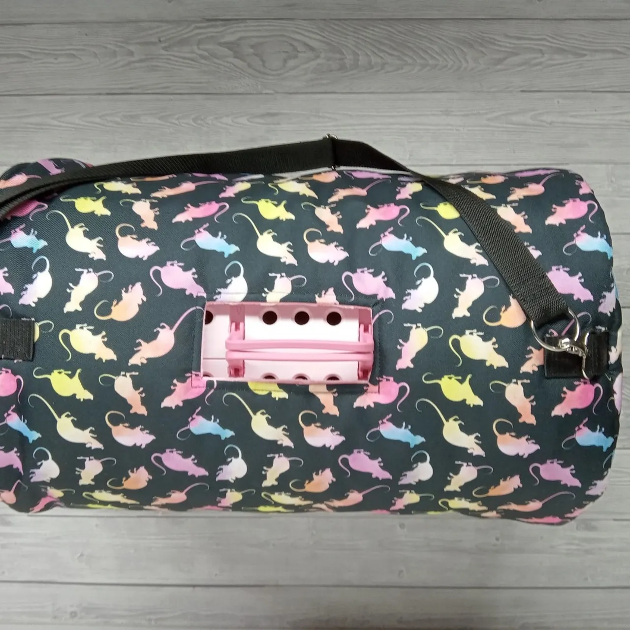 Pokrowiec na transporter - chyba wiadomo dla kogo :)🐀🤩
Transporter cover - I guess you know who it's for :)🐀🤩
#transporterdlazwierząt #ratslove #szczury