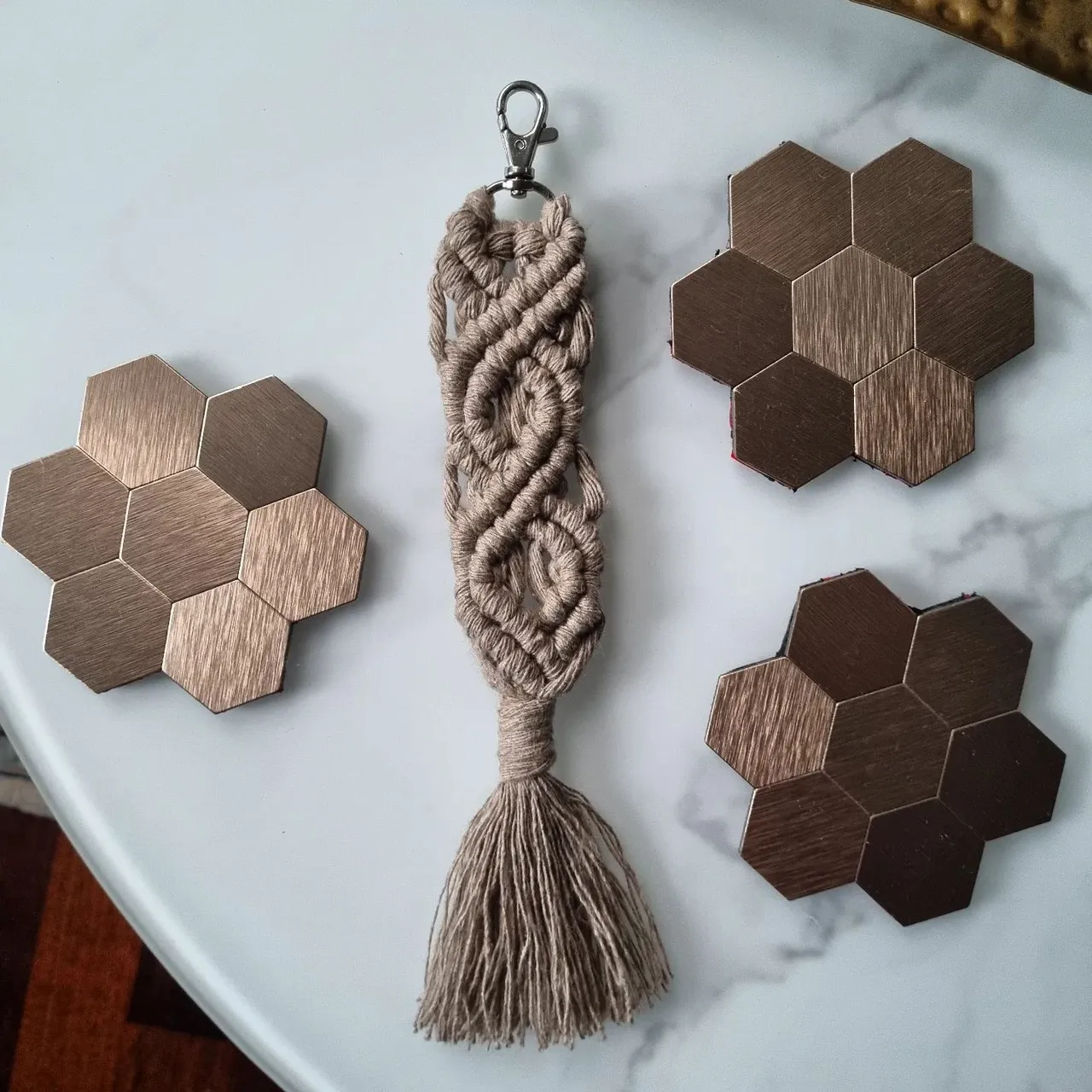 Breloczek z makramy długość 26 cm

#makrama #makramaboho #breloczekzmakramy #brelok #zawieszka #macrame #macramedecor #keychains #boho #natural #earth
