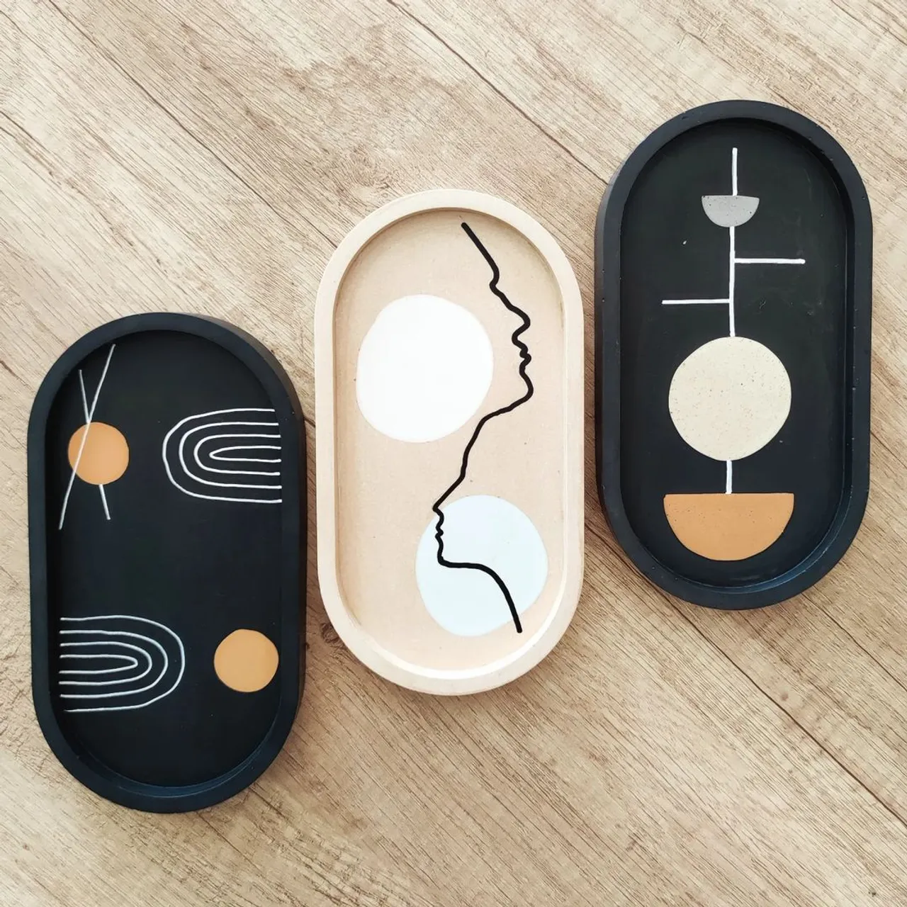 Trays for Days 🖤🤎🖤
Whatever your home style or color scheme, you'll be able to find the right decor for you on my Etsy page.
Link in bio
.
.
.
#jesmonitehomeware
#blackandwhite
#abstractpainting
#onelinedrawing
#minimalchic
#couple
#cozyhome
#jesmonitedecor
#etsyseller
#etsymakers
#ovaltray
#ecoresin
#decor
#homeinterior
#homeaesthetics
#minimalism
#lineart
#supportsmallbusiness
#womeninbusiness
#joy
#vilnius
#lithuania