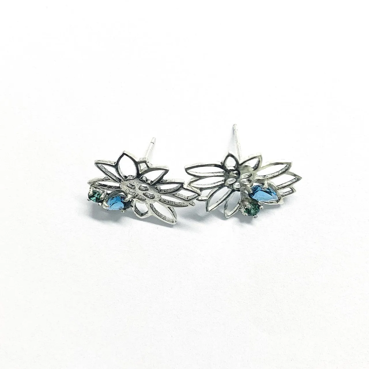 Aile fleurie
Boucles d’oreilles
Silver 925
London blue topaze
Green swarovski crystal
#꽃의파편은원래날개였다
토파즈의 의미 : 성실, 용기를가지고 미래에 임하다
I
o
h
c
o
Ë
s
n
i
m
#ailefleurie #londonblue #green #swarovskicrystals #topaze #iohcoesnim #11월탄생석 #토파즈 #탄생석 #11월