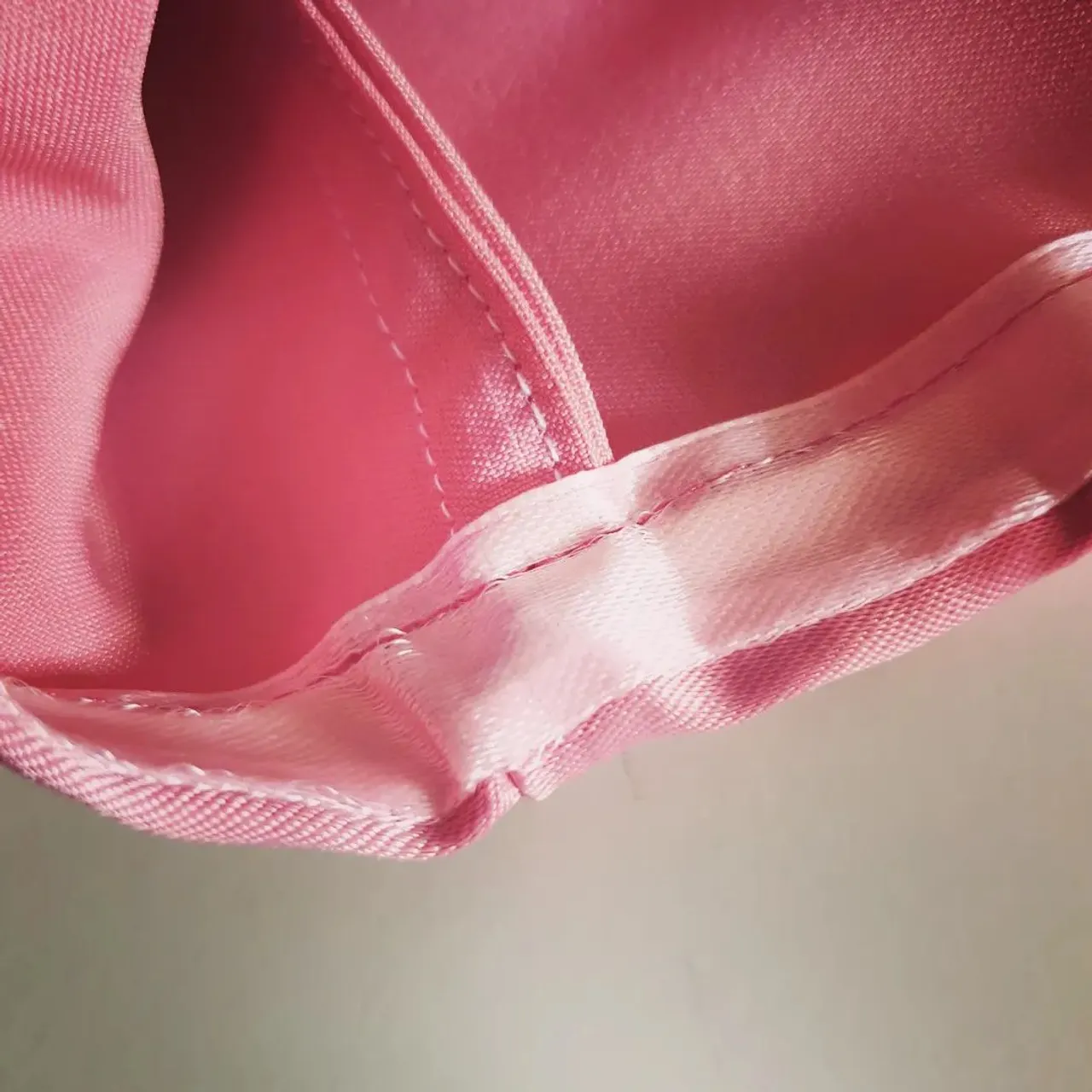 When you want something to keep your essentials under wraps but you don't want an organiser...dust bag! Yes I make them for special people, that know that I make them😉 combined with an Upcycled canvas bag hook, keeping it tidy (dust bag) & off the floor (hook) HEAVEN #luxurybagheaven #baghook #bagaccessories #lvbag #dustbag #bespoke #upcycled #satin #lvbagliner