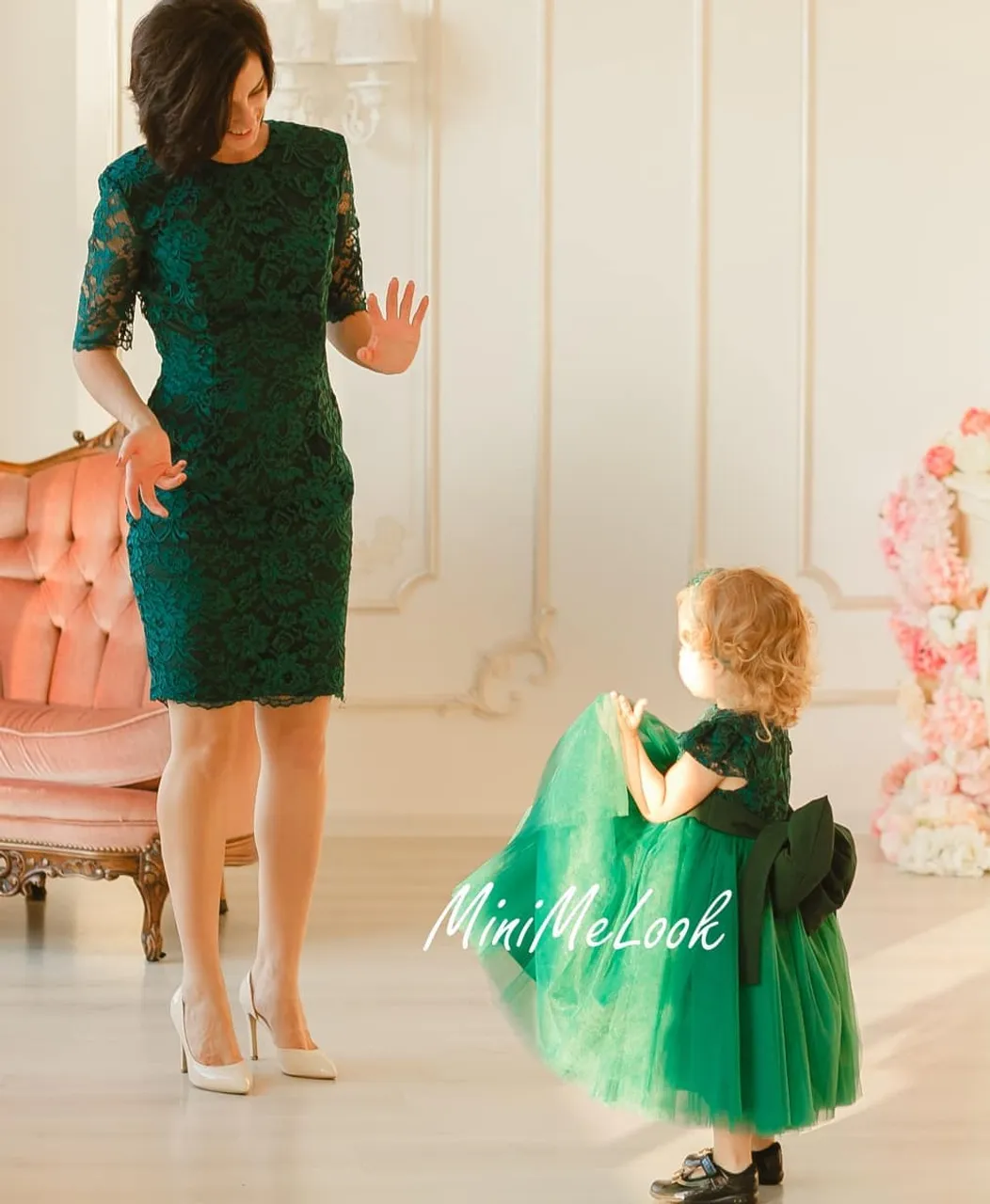 Ļoti universāla mežģīņu kleita pieaugušajam, kuru var vilkt gan uz svinīgo pasākumu, gan uz darba tikšanām, savukārt meitai ir princešu kupla tilla kleita 🎀👑🛍
⠀
Piedāvājam gan individuālās šūšanas pakalpojumus, gan iespēju izvēlēties savu sapņa kleitu no gataviem modeļiem ⠀
🌟 Plaša tilla, mežģīņu un audumu krāsu izvēle. Var arī kombinēt krāsas⠀
⭐ Kleitas garumu/dizainu var mainīt⠀
⭐Kleitas tiek šūtas pēc jūsu individuāliem mēriem vai jebkura standarta izmērā no 74cm līdz 147cm un XS - XXL izmēros⠀
⭐Lai pasūtītu rakstiet PM vai Viber/Whatsapp 28895815. Pielaikot un redzēt gatavas kleitas var Valdemāra 118 (iepriekš vienojoties par tikšanās laiku) #ballišukleitas #mammameita #vienādaskleitas #платьямамадочкарига #платьямамадочкалатвия #нарядныеплатьярига #нарядныеплатьялатвия #mežģīņukleita #svinīgakleita #bērnukleita #kleitapasškumam #нарядноеплатьедлядевочки #детскоенарядноеплатье