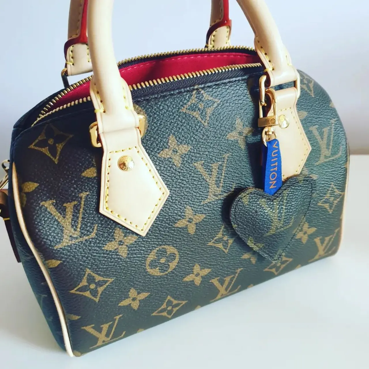 On YouTube now. How to make these bags work? They both have needed slight adjustments to straps... Please watch #youtube #newvideo #speedy20 #luxurybagheaven #louisvuitton #lvspeedy20 #marcjacobs #mjtote #marcjacobstote #marcjacobsbag #mjtote #thetotebag