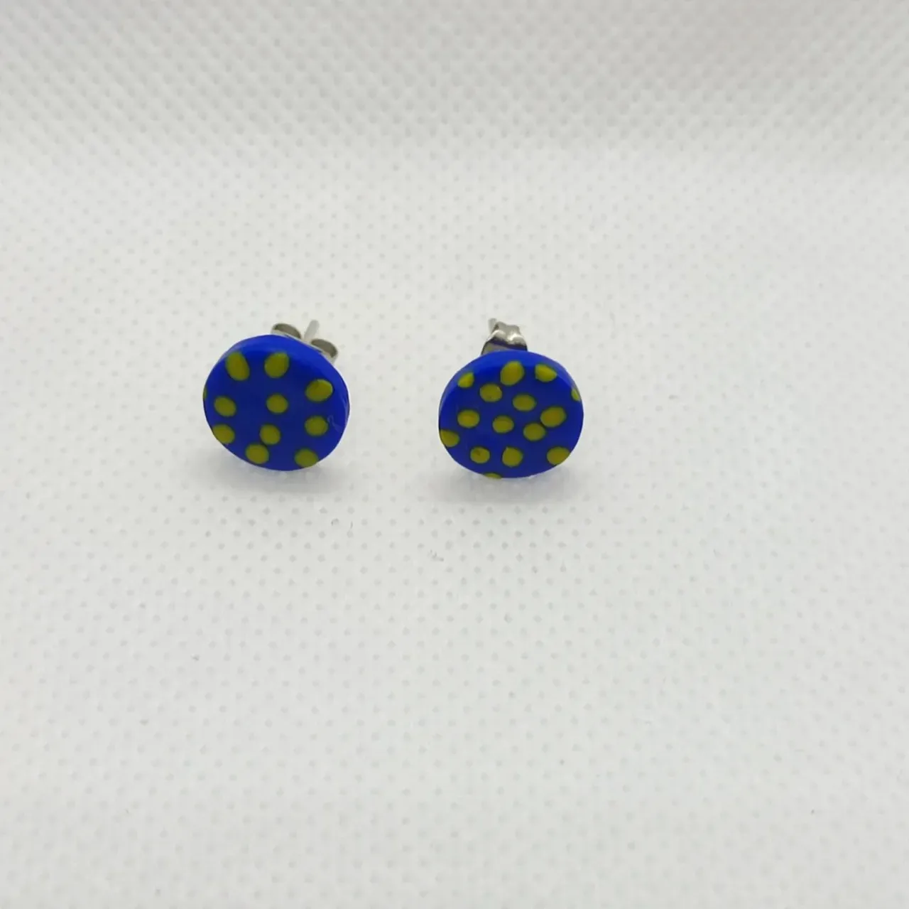 ¡Martes y nuevos pendientes! 💙💛
...........
Tuesday and new earrings! 💙💛

#personalizables #pendientesartesanales #pendientes #azul #amarillo #colores #colours #blue #yellow #handmadejewelry #handmade #handmadeearrings #arcillapolimerica #artesania #artesanal