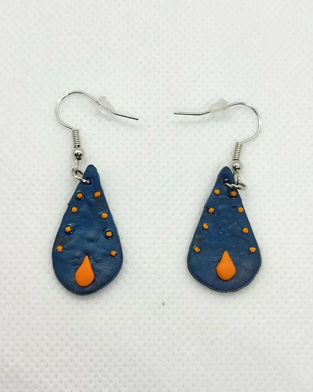 ¡Perfectos para el finde que ya llega!
 💙🧡
..................
Perfect for your weekend outfit! 💙🧡

#artesania #arcillapolimerica #polimerclay #artesanal #personalizables #pendientesartesanales #pendientes #earrings #handmadejewelry #handmade #handmadeearrings #weekend