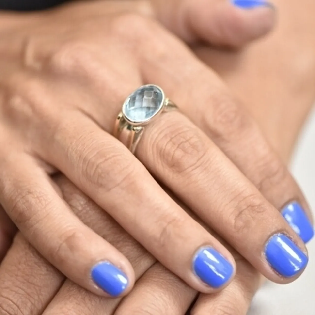 אבן החודש של ילידי נובמבר היא הטופז הידועה כאבן ריפוי.⁠
⁠
מהמילה "טופזוס" שמשמעותה ביוונית "לחפש". במקור אחר tapaz בסנסקריט "אש".⁠
⁠
טופז הוא מנרל. הטופז הטהור הוא שקוף אבל זיהומים מוסיפים לו צבע. כשמחממים טופז צהוב הוא מקבל גוון אדמדם ורוד, אם מקרינים אותו בנוסף הוא מקבל גוון כחכחל. ישנה סברה שהטופז נבחרה להיות אבן חודש נובמבר בגלל שהיא מזכירה בצבעה עלי הסתיו האירופאי. בעלת מבנה מחורץ שגורם להנעה אינטנסיבית של אנרגיית הריפוי הגבוהה שלה.⁠
⁠
המאמר המלא באתר:⁠
https://www.dream-smith.co.il/topaz⁠
⁠
הטבעת בחנות:⁠
https://bit.ly/BTopazRing⁠
⁠
אבני חן כאבני לידה⁠
אבני הלידה הינן אבני חן המסמלות את חודש הלידה בלוח הגרגוריאני. במדינות רבות מקובל להעניק את האבן במתנה כשהיא משובצת בתכשיט. אנשים רבים בעולם מאמינים שהאנרגיות הטבעיות של הקריסטלים מועברות לאדם שנושא אותם ומעניקות לו בריאות ומזל.⁠
⁠
תייגו בתגובות חברות וחברים שלכם - ילידי חודש נובמבמר - כדי שיכירו את אבן המזל שלהם 💎⁠
⁠
חלום צרוף - תכשיטים בעיצוב אישי⁠ | בית הספר לצורפות במודיעין | לימודי צורפות (גם) אונליין | סדנאות צורפות חווייתיות | מיחזור ושידרוג תכשיטי זהב⁠
⁠
#אבןלידה #אבןלידהנובמבמר #טופז #כחול #טבעת #זהב #כסף #טבעתאירוסין #טבעתסוליטייר #BirthStone #Blue #Topaz #November #birthstone #gold #silver #ring #statementring #solitairering #naturalgems #untreatedgems #sustainablebeauty⁠ #handmadejewelry #artisanjewelry #oneofakind #RealJewelryMonth