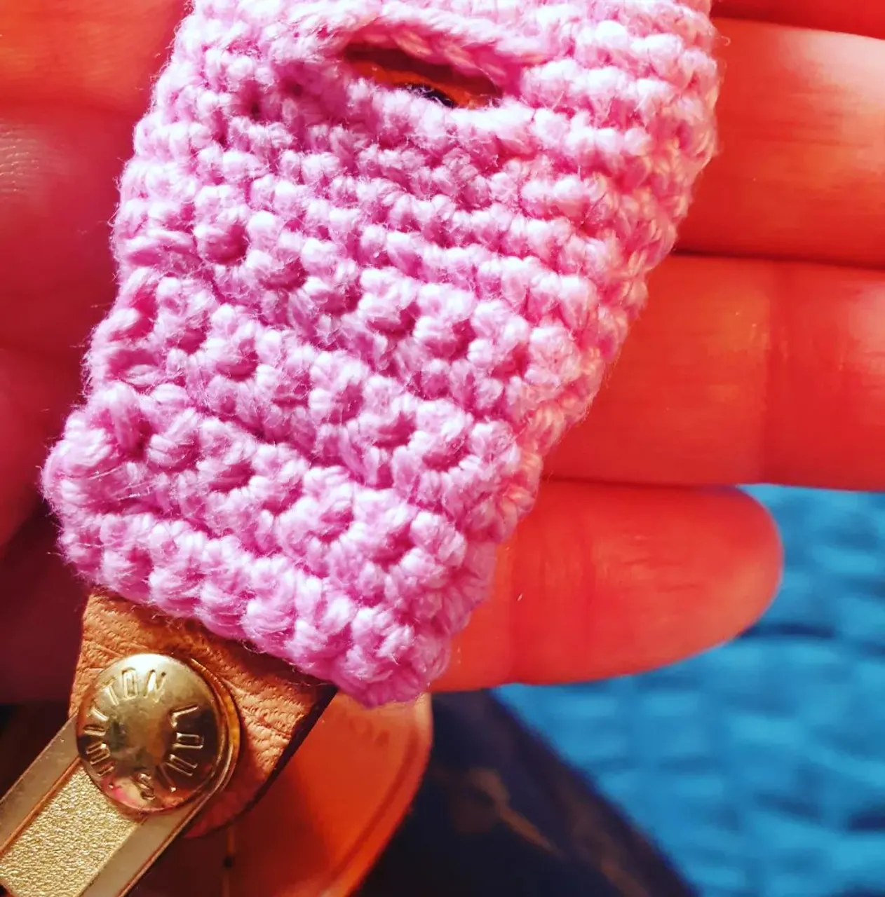 A big big shout out to @momm.ydo for this amazing product The Speedy Handle Covers. My speedy got 3 compliments in the boutique today. Especially impressed with the zipper pull and lock protectors 😍🤩.
❤
What can say apart from,  my speedy is happy,  you're one talented and clever lady! And I'll be coming back very very soon @momm.ydo 
🤎
Don't hesitate to buy this product, made to your request and colour choice in the UK!  Not one like it anywhere else that would like to accompany my bag
#luxurybagheaven #louisvuitton #lvspeedy20 #lvspeedy25 #lvspeedy #speedy30 #speedy20 #speedy30 #lvspeedybandouliere #edinburgh #madeinuk