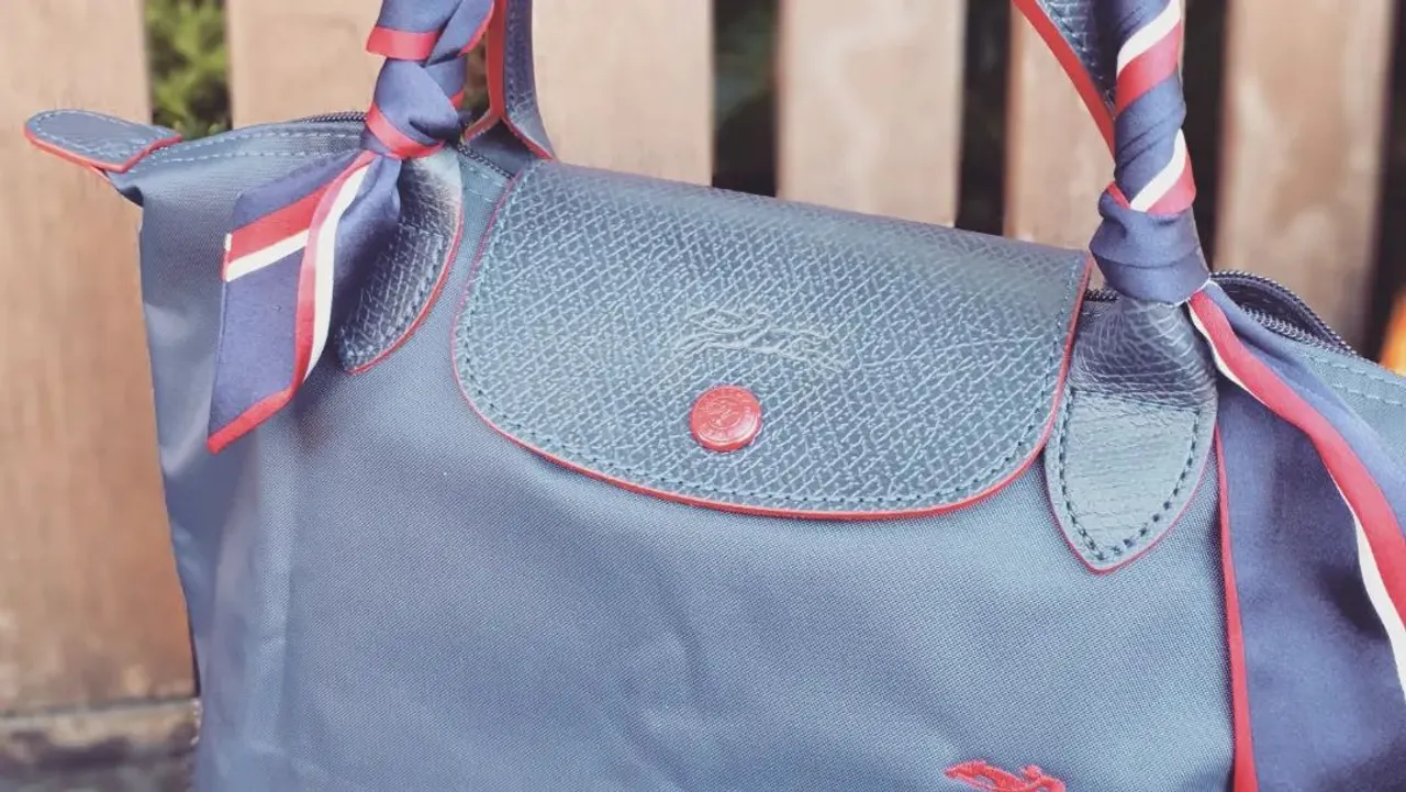 When you're looking for a lovely top handle and not sure what fits...go to YouTube and explore. You might find this vidoe of mine! Although it costs 1/10 of a speedy 25 they are both of similar capacity and in need for an organiser. 
The Longchamp just won't stay upright otherwise 😑. Check this vidoe and insert on www.luxurybagheaven.com 

#louisvuitton #lvspeedy25 #lvspeedy #longchamplepliage #longchamplepliageclub #lepliageclub #lepliageclub #newbag #longchamplepliagetophandle #lomgchampxs #longchamppouchette #bagorganizer #bagorganiser #baginsert #madeinscotland #madeinuk #madetoorder #luxurybagheaven