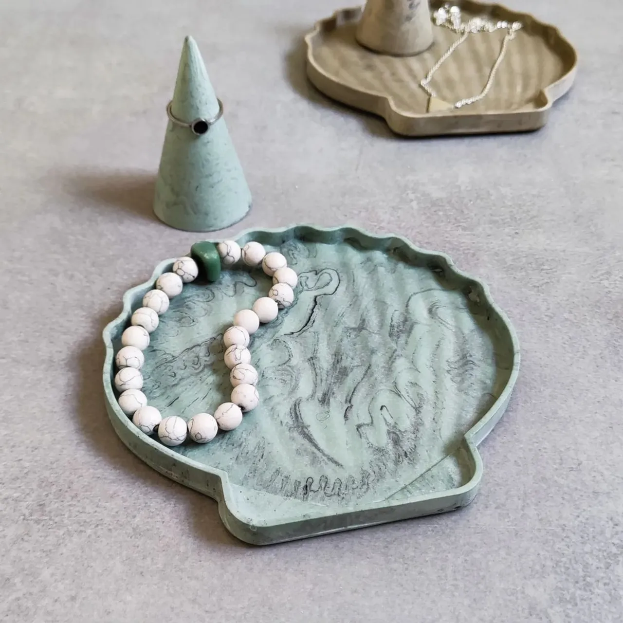 An elegant addition to your dressing table ๐
Everyone is already preparing for Christmas, but I still have a very summer mood โบ๏ธ
.
.
.
#minimalism
#marble
#elegance
#seashells
#green
#aesthetic
#homeaesthetics
#decorideas
#calm
#homeessentials
#decohome
#portugal
#smallbusiness
#etsyportugal
#localbusiness
#cozyhome
#jesmonite
#crafter