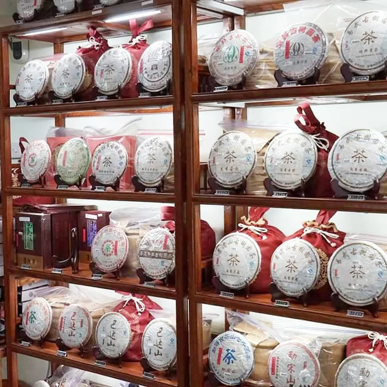 In 2006, Christopher started collecting premium Pu Er tea produced in the Yunnan province of China.
#PuEr #PuErh #Tea #OVP #ChineseTea #Singapore #Sgdrinks