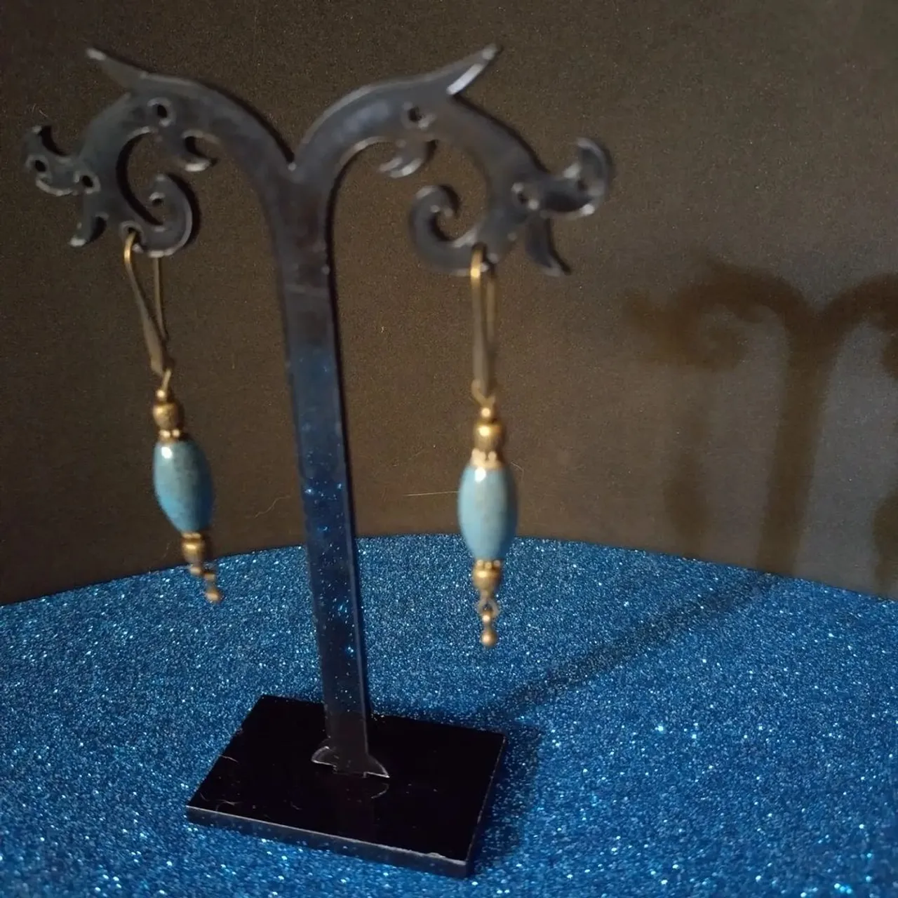 Orecchini in metallo colore ottone anticato con perle in ceramica.
Ancient brass metal earrings with ceramic beads.