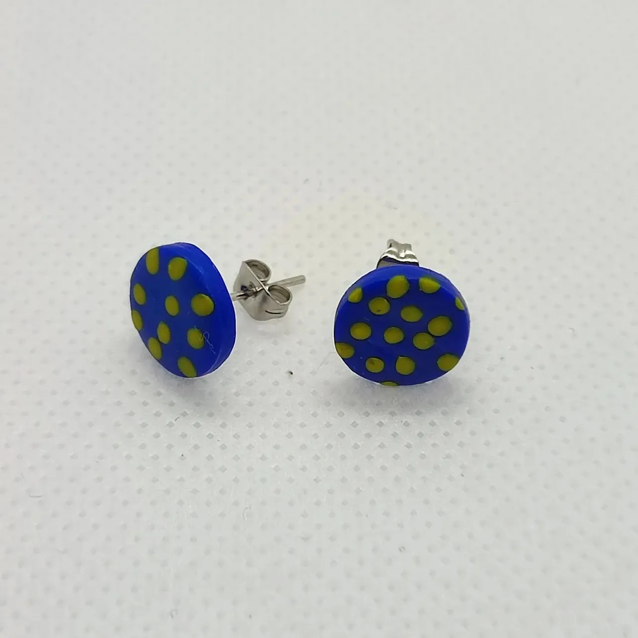 ¡Martes y nuevos pendientes! 💙💛
...........
Tuesday and new earrings! 💙💛

#personalizables #pendientesartesanales #pendientes #azul #amarillo #colores #colours #blue #yellow #handmadejewelry #handmade #handmadeearrings #arcillapolimerica #artesania #artesanal