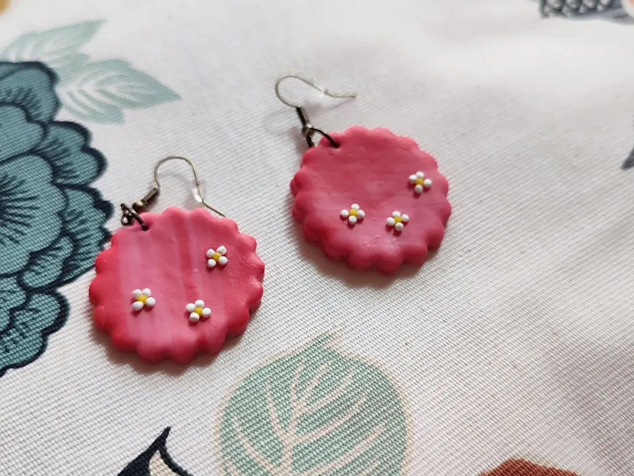 Good morning! โฅ๏ธ๐ผ
ยกElige tus colores!๐๐๐
Choose your colours!๐งก๐ค๐
#personalizables #pendientesartesanales #polimerclay #etsy #arcillapolimerica #artesania #artesanal #red #handmadejewelry #handmade #handmadeearrings #etsyshop #earrings #joyasartesanales