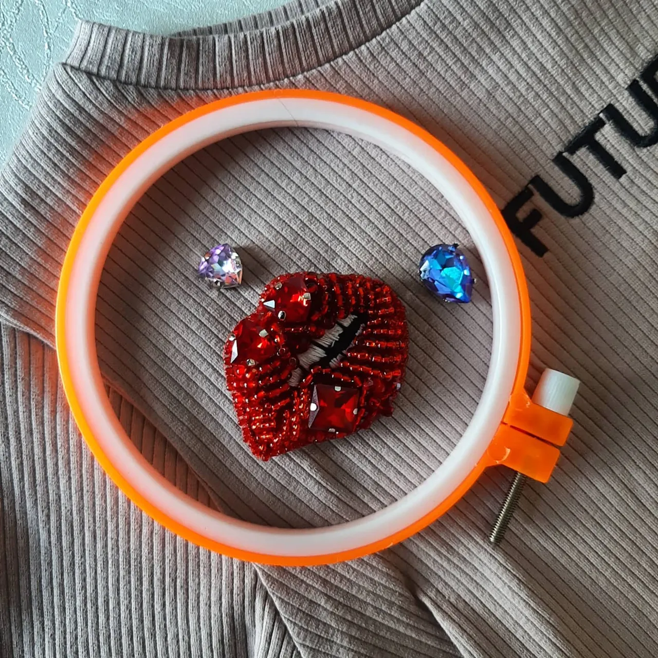 А также обновлённый вариант броши губы. Более объёмные. Другая форма кристаллов, размер бисера и бусин.

Цены и наличие в каталоге в Директ.

#купитьброшьизбисера #купитьброшьукраина #купитьброшь #купитьброшьвподарок #купитьброшьспайеток #куппитьброшьсвоимируками #купитьвышитуюброшь #купитьброшьхендмейд #buyhandmadebrooch #buybeadedbrooch #buybrooch 
#брошьвышивка #брошьбисер

🇺🇦🇺🇦🇺🇦Для заказа по Украине 
https://shafa.ua/member/olgashulgina20
И https://shulginaolga2.crafta.ua/
🌏🌏🌏🌎🌎🌎🌍🌍🌍🌍🌍🌍Доставка в другие страны 
https://www.etsy.com/shop/DigiUniquePrintBox?ref=seller-platform-mcnav