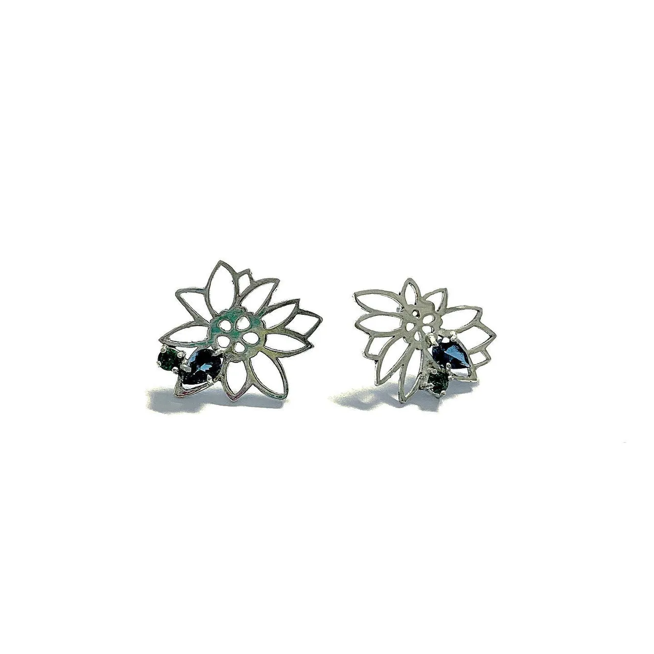 Aile fleurie
Boucles d’oreilles
Silver 925
London blue topaze
Green swarovski crystal
#꽃의파편은원래날개였다
토파즈의 의미 : 성실, 용기를가지고 미래에 임하다
I
o
h
c
o
Ë
s
n
i
m
#ailefleurie #londonblue #green #swarovskicrystals #topaze #iohcoesnim #11월탄생석 #토파즈 #탄생석 #11월