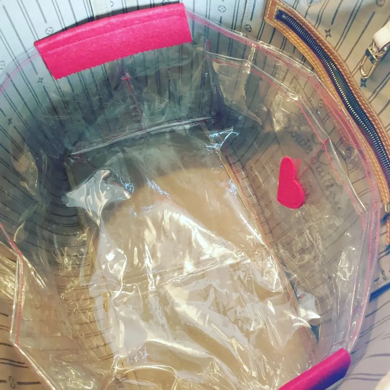Beach ready! Neverfull GM clear and waterproof liner includes 2 pockets plus large in for tablet or ipad. ON THE WEBSITE #neverfull #neverfullgm #neverfullmm #lvneverfullgm #lvneverfull #beach #beachbag #holiday #summer #waterproof #lvmonogram