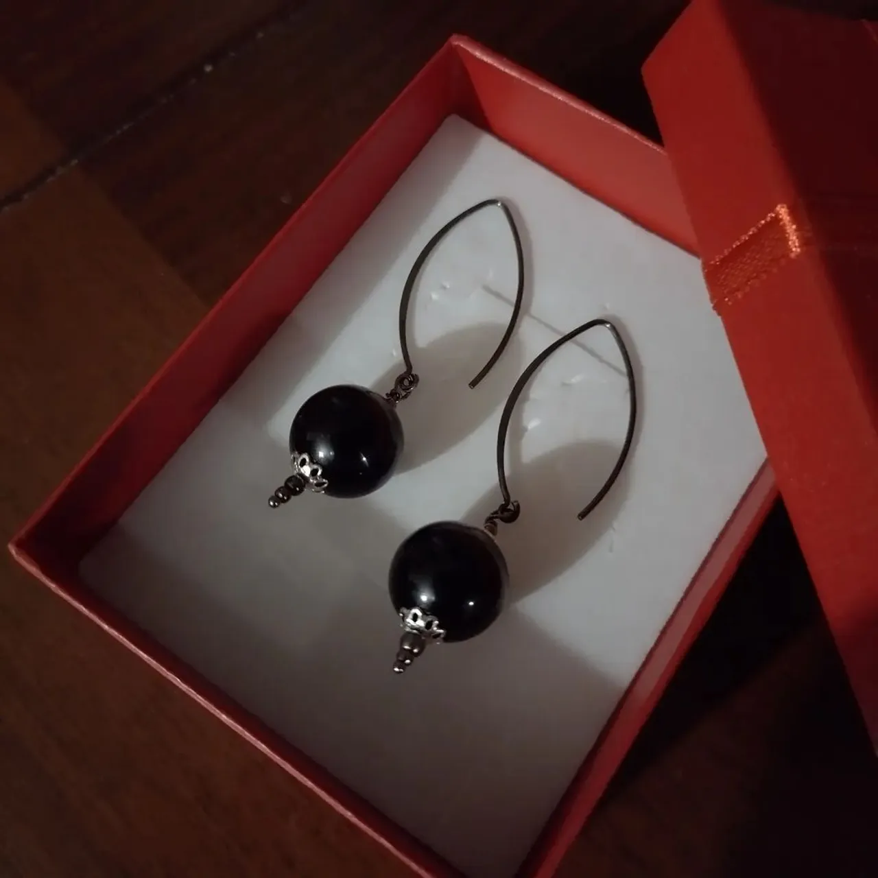 Black rhodium plated sterling silver earrings with 14 mm  black onix bead.
Orecchini in argento 925 rodiato nero con perla liscia di onice nera da 14 mm.
